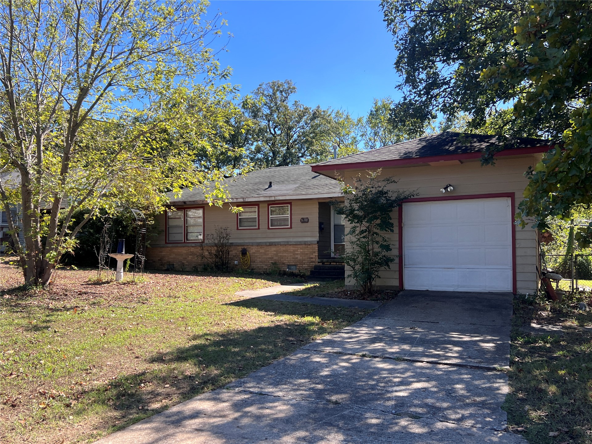 1600 E Osage Property Photo 1