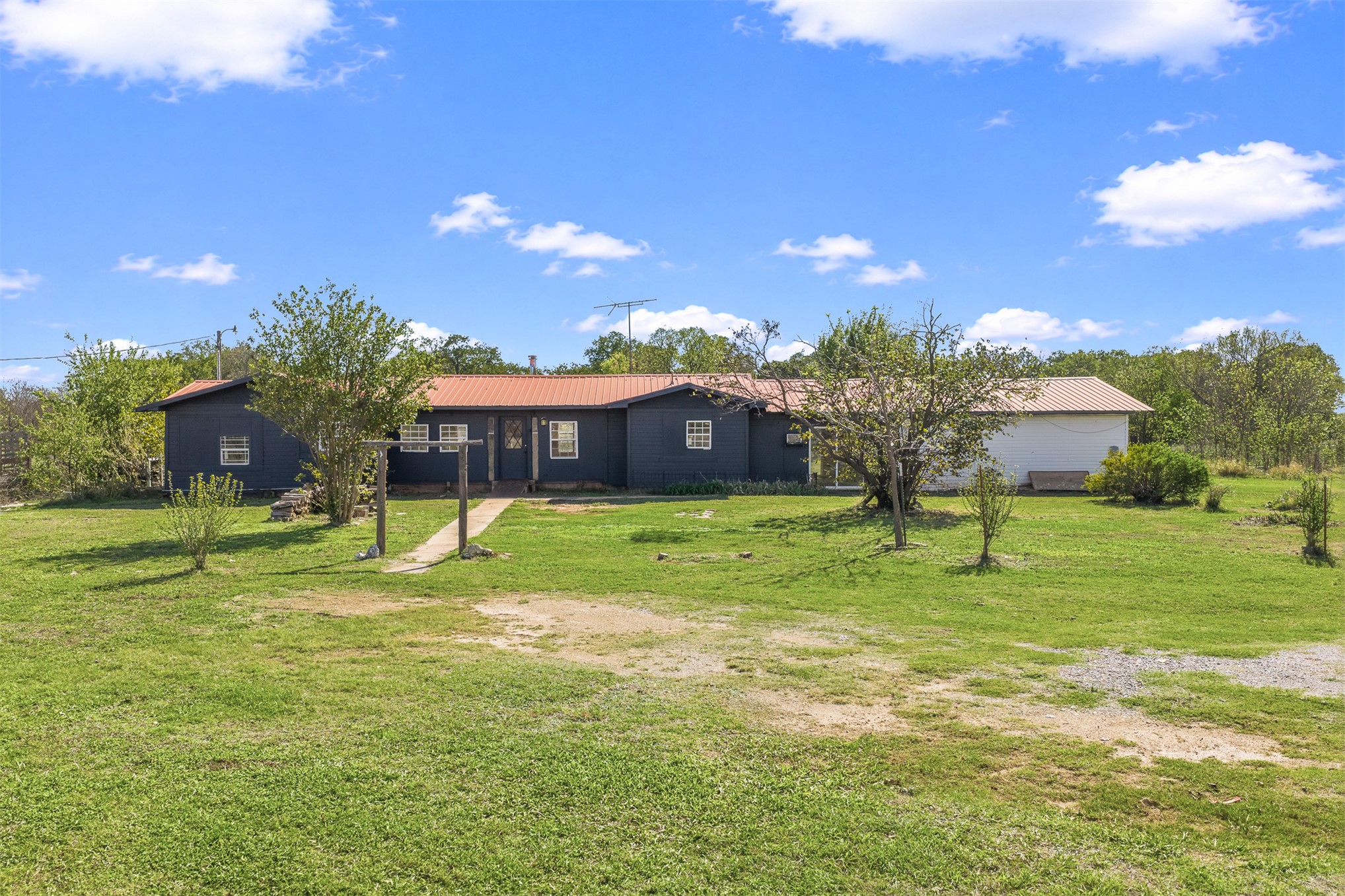 285275 E 1820 Road Property Photo 1