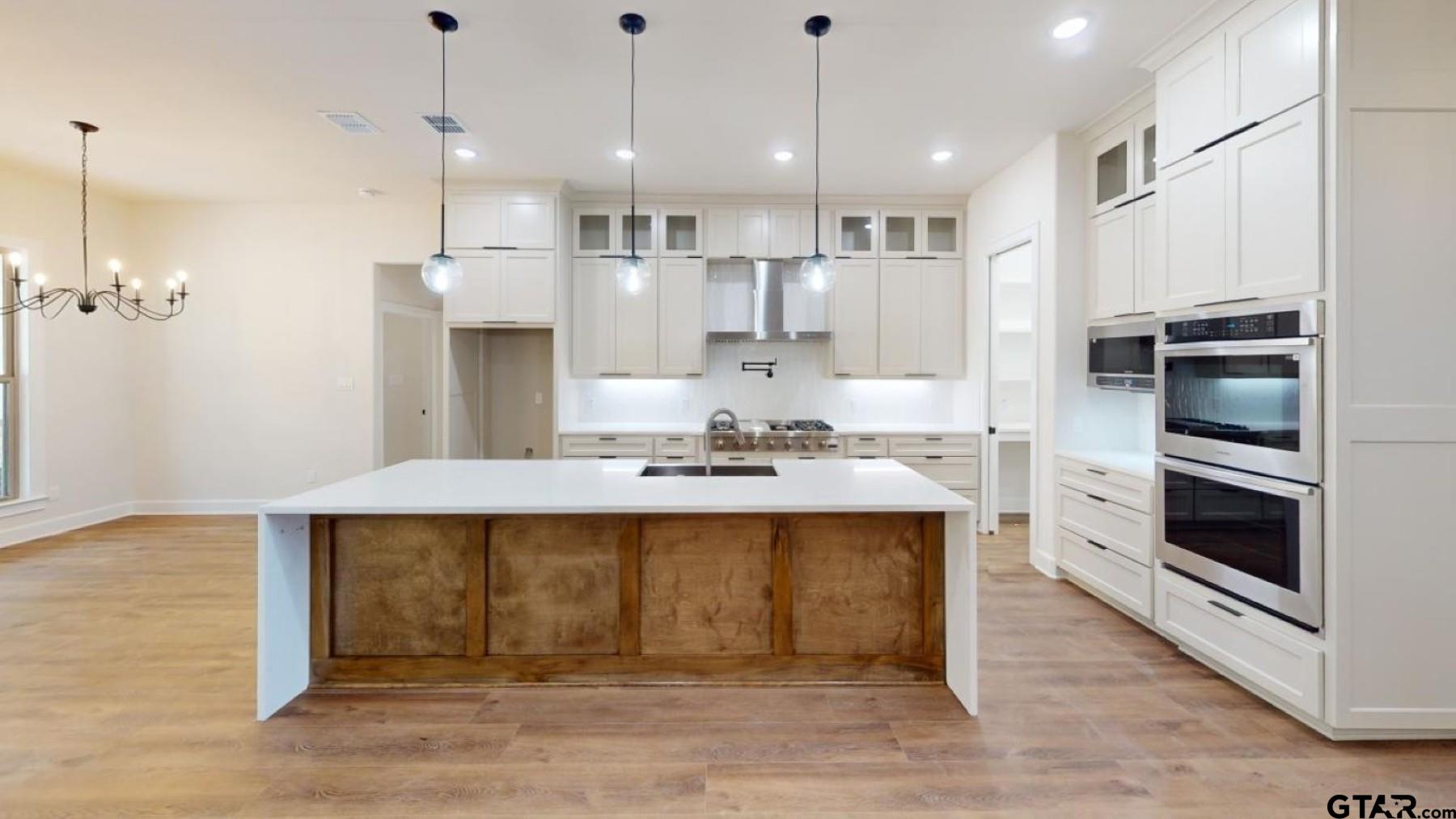 8016 Crooked Trail Property Photo 6