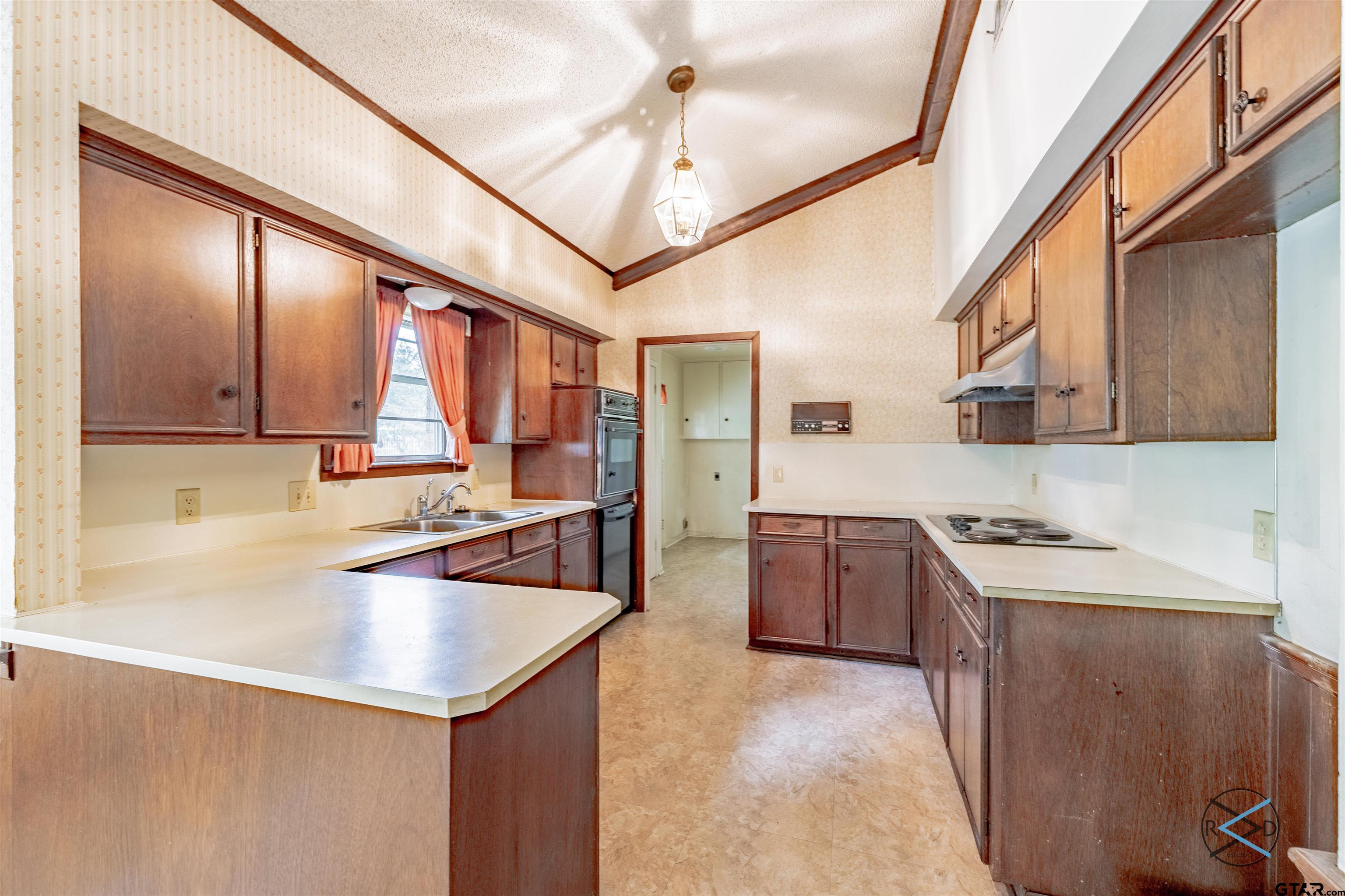 722 Belmont Property Photo 4