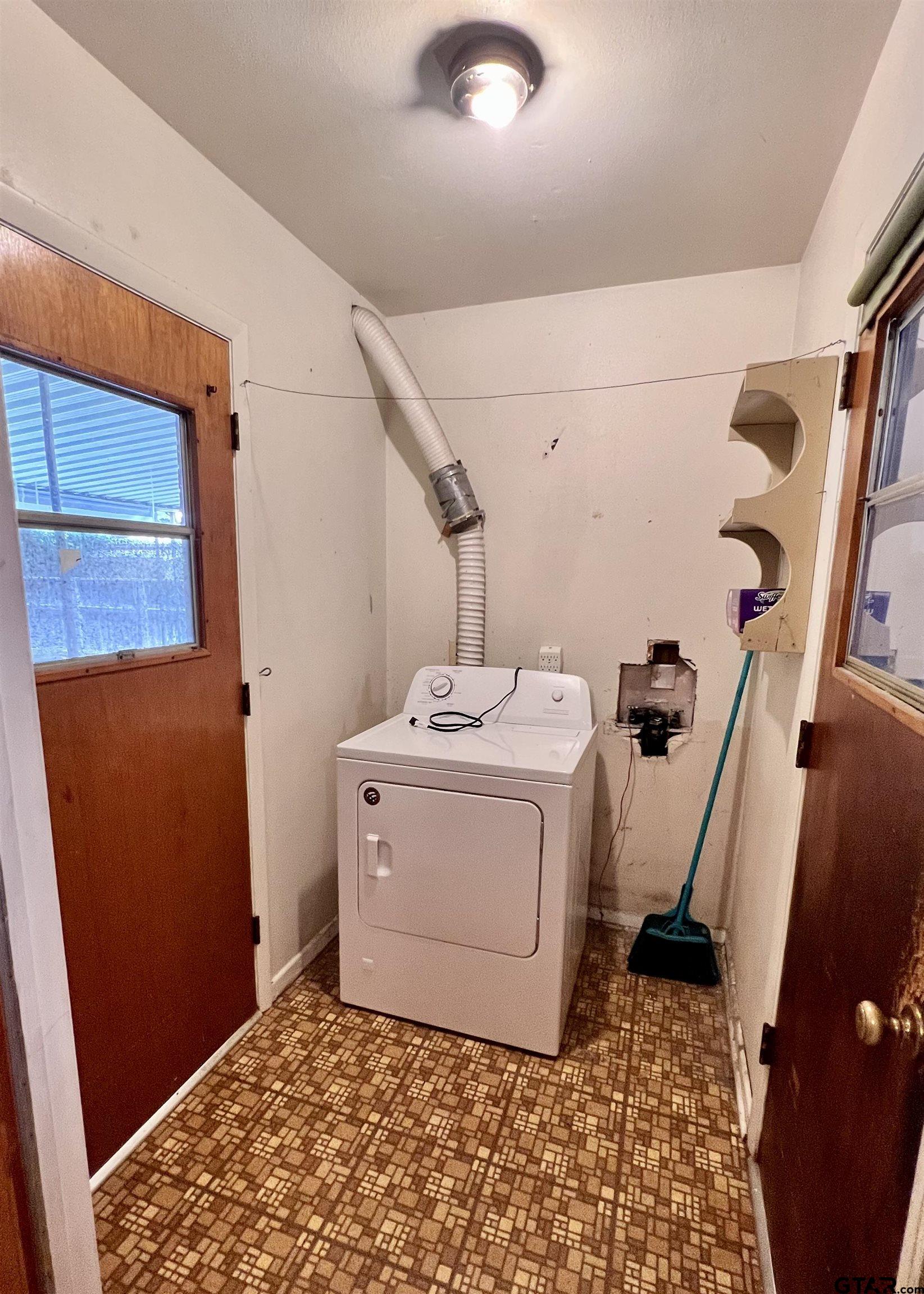 2505 Redbud St Property Photo 3