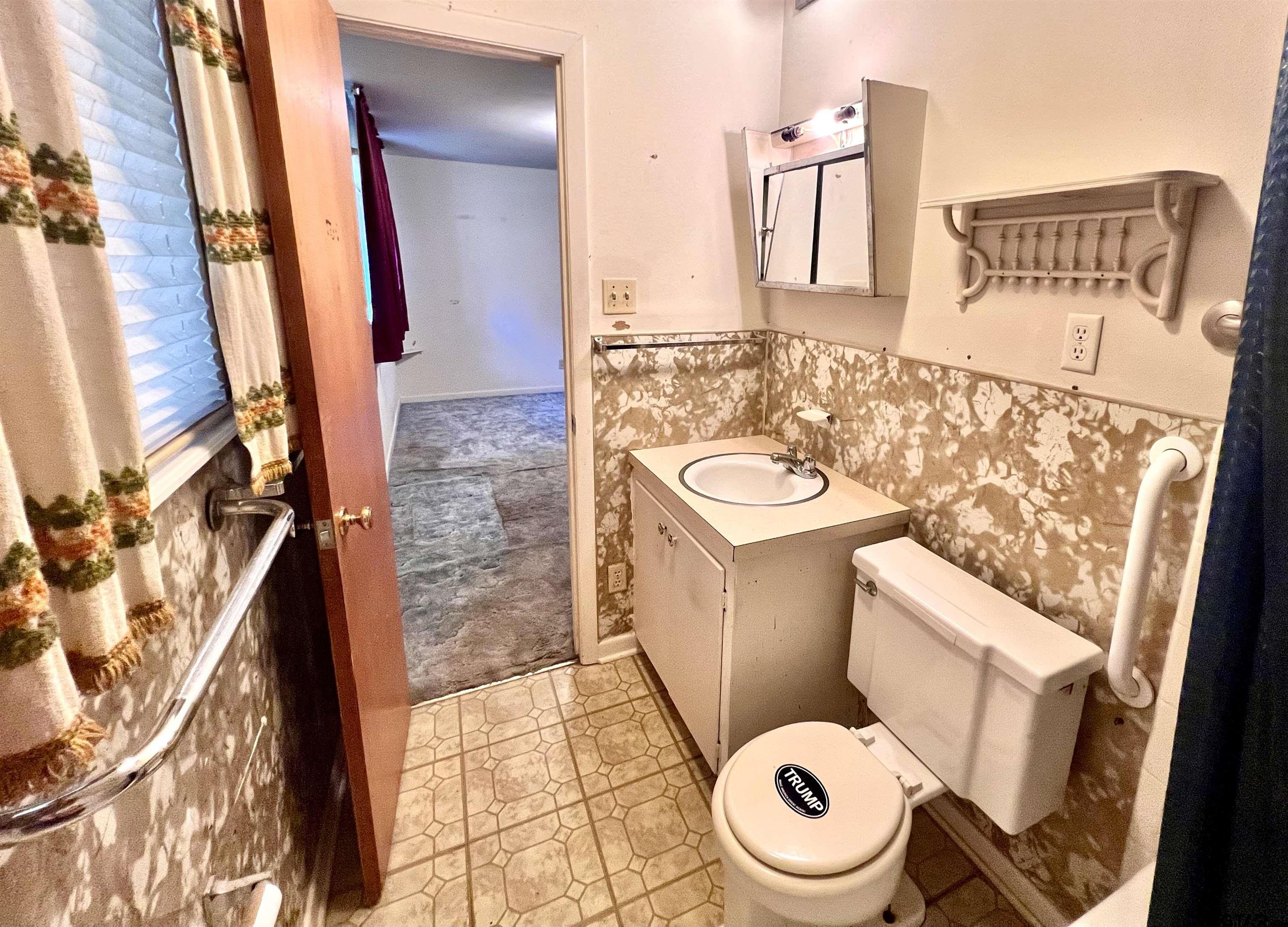 2505 Redbud St Property Photo 7