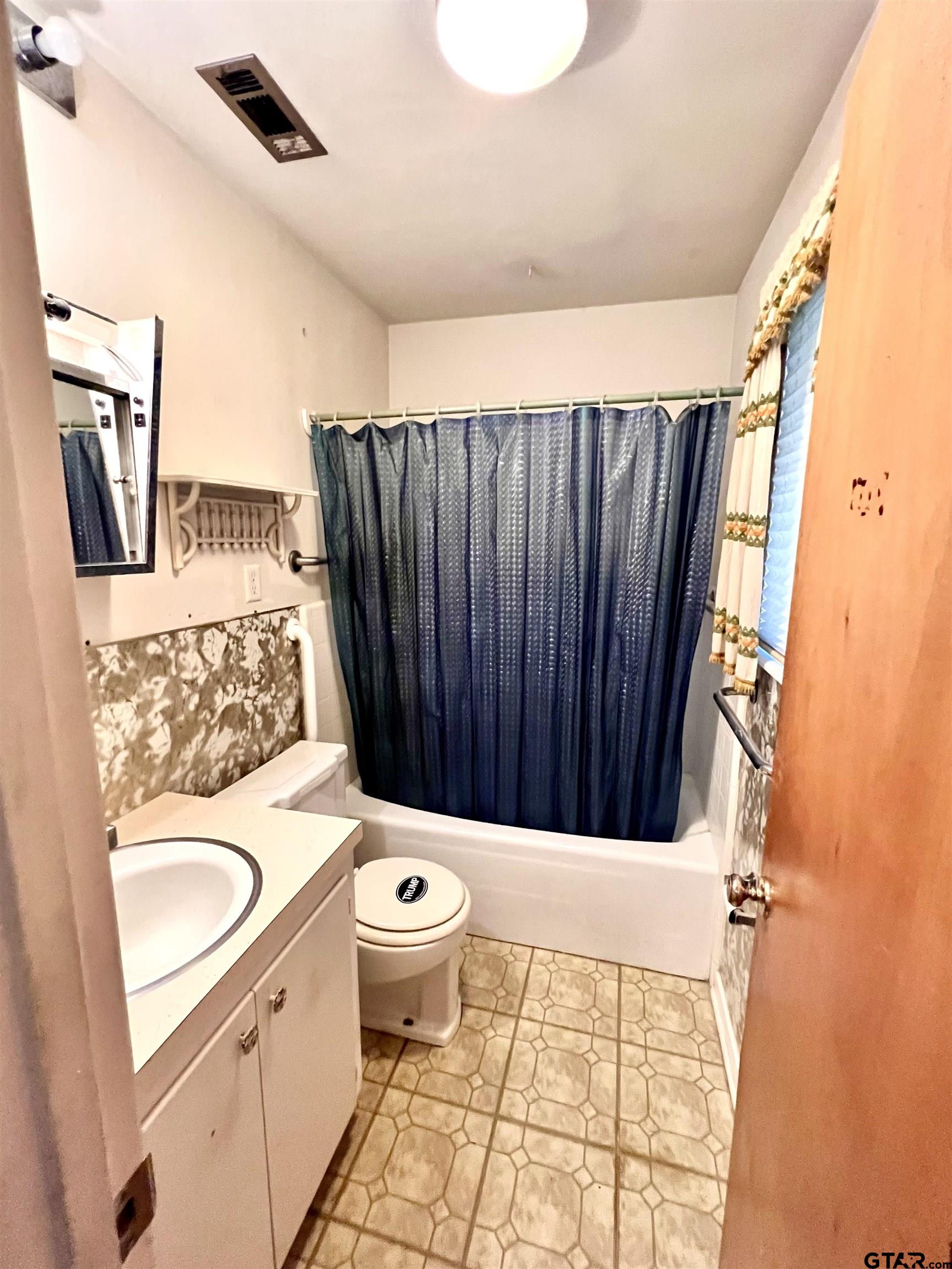 2505 Redbud St Property Photo 8