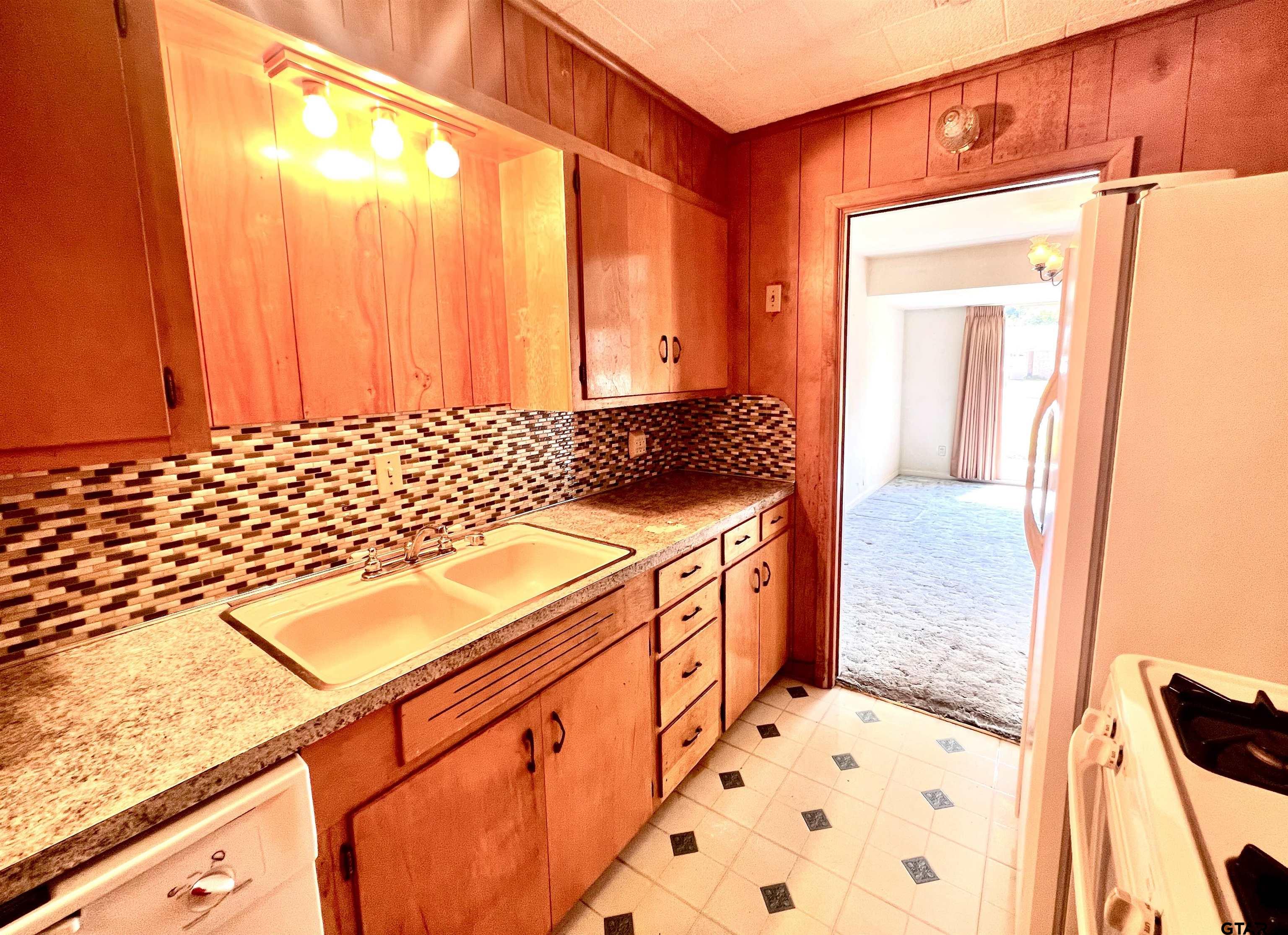 2505 Redbud St Property Photo 18