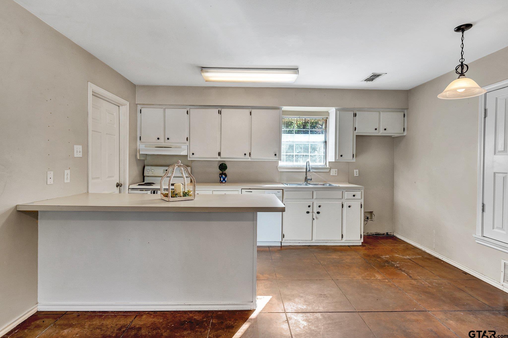 403 Sanders Street Property Photo 6