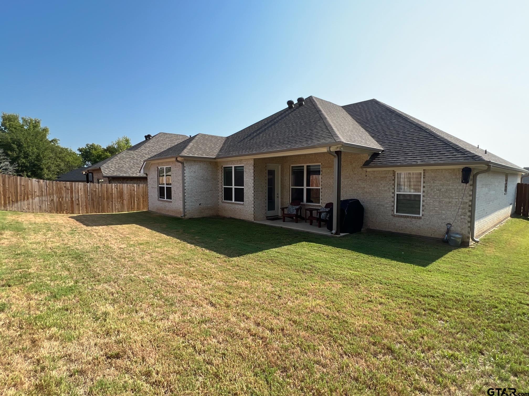 19114 Seneca Drive Property Photo 1