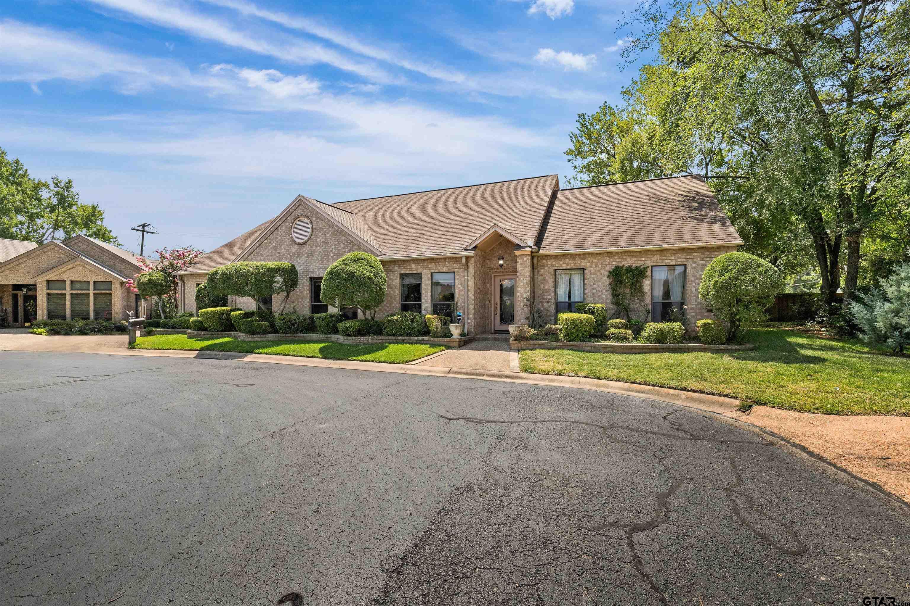 819 Ashford Ct. Property Photo 2