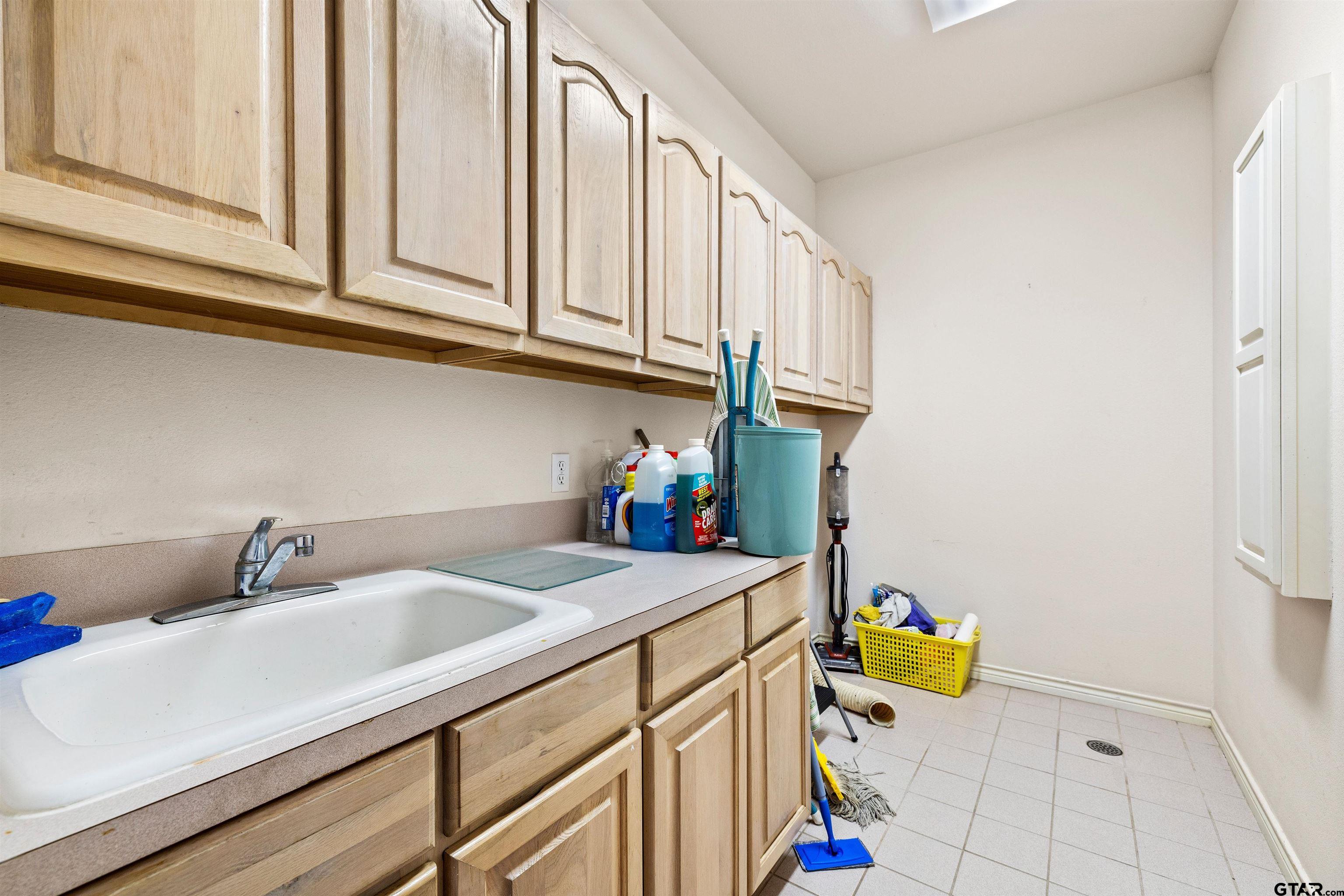 819 Ashford Ct. Property Photo 26