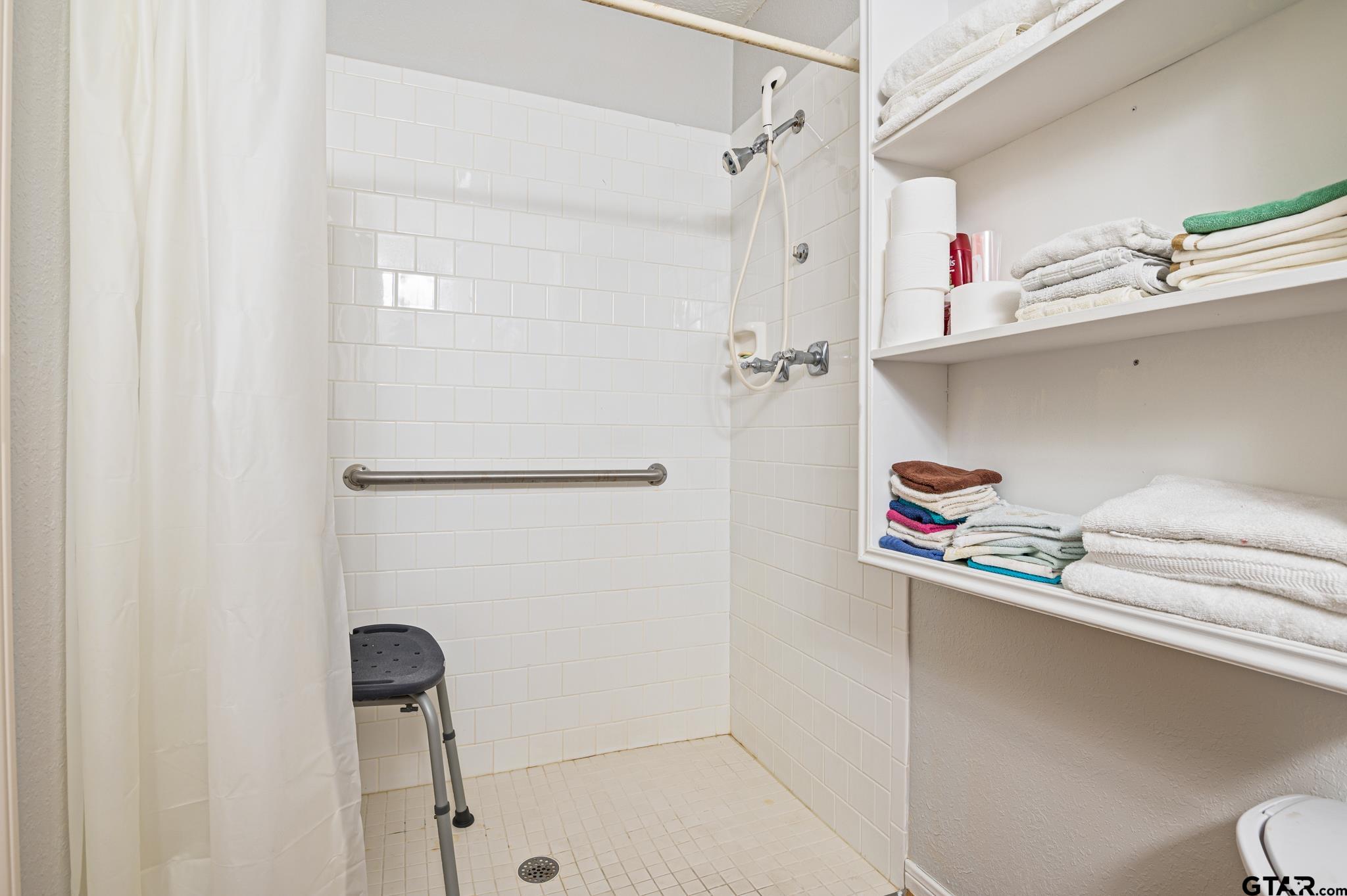1154 E Loop 304 Property Photo 35