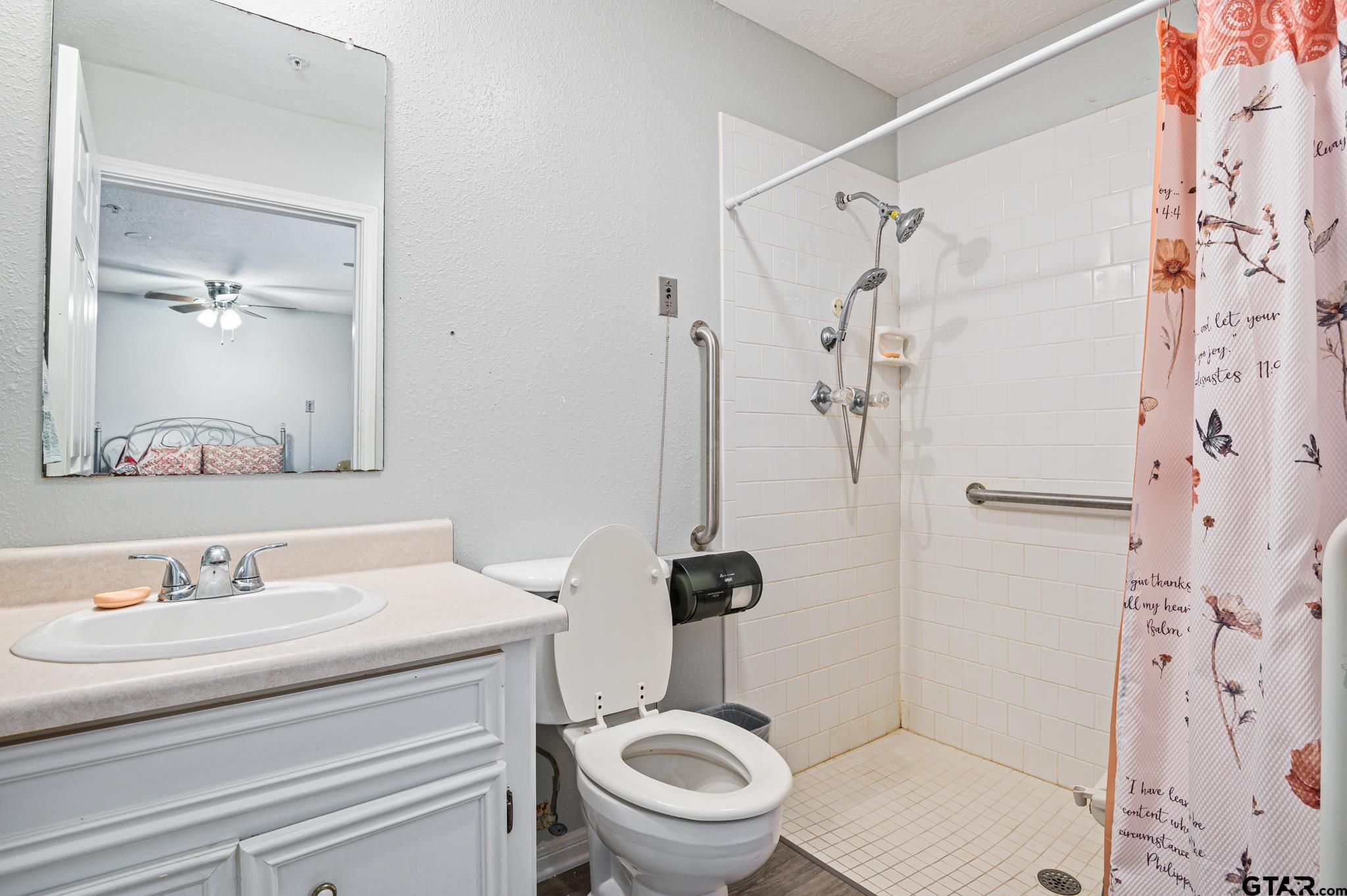1154 E Loop 304 Property Photo 38