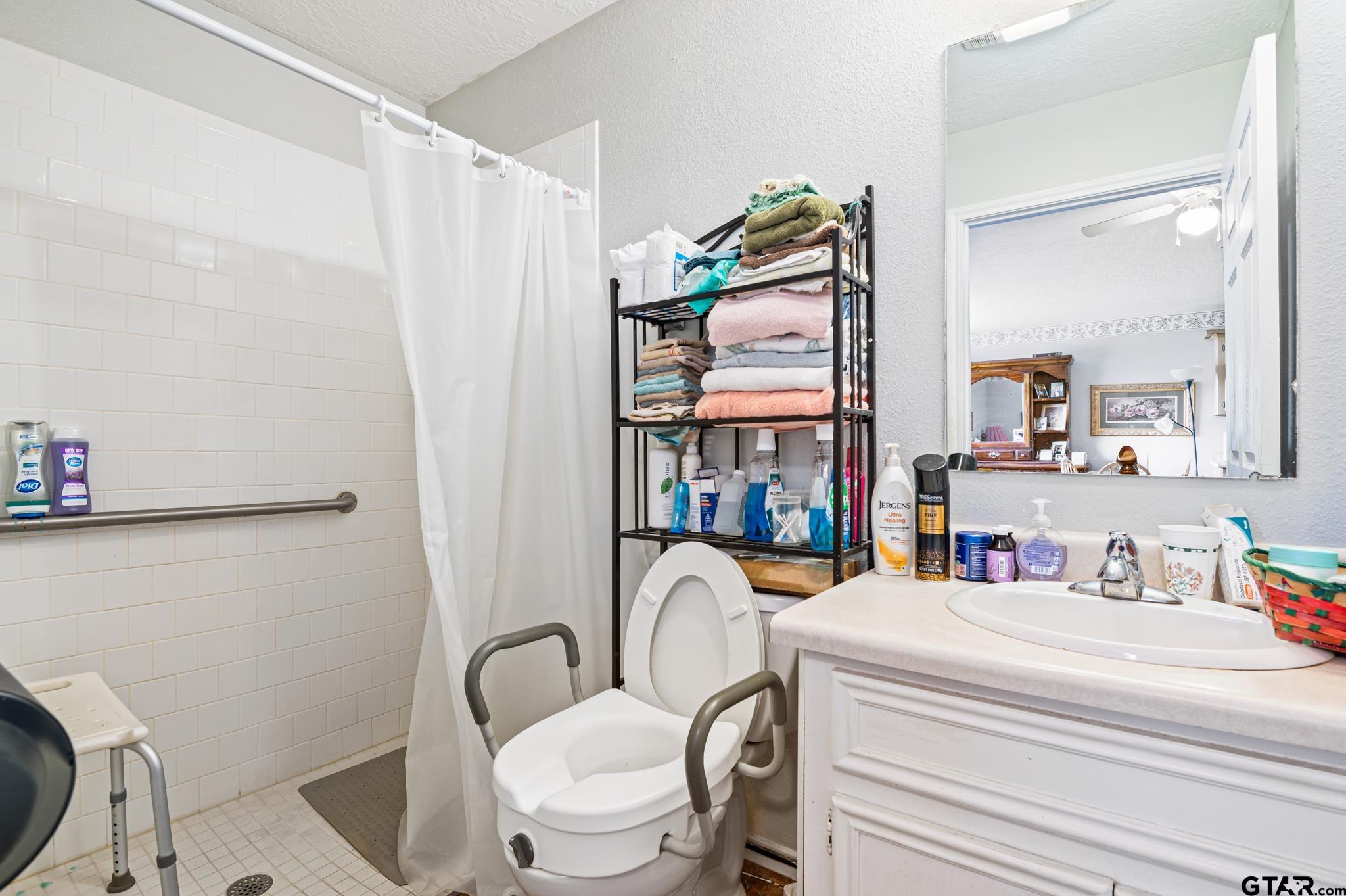 1154 E Loop 304 Property Photo 40