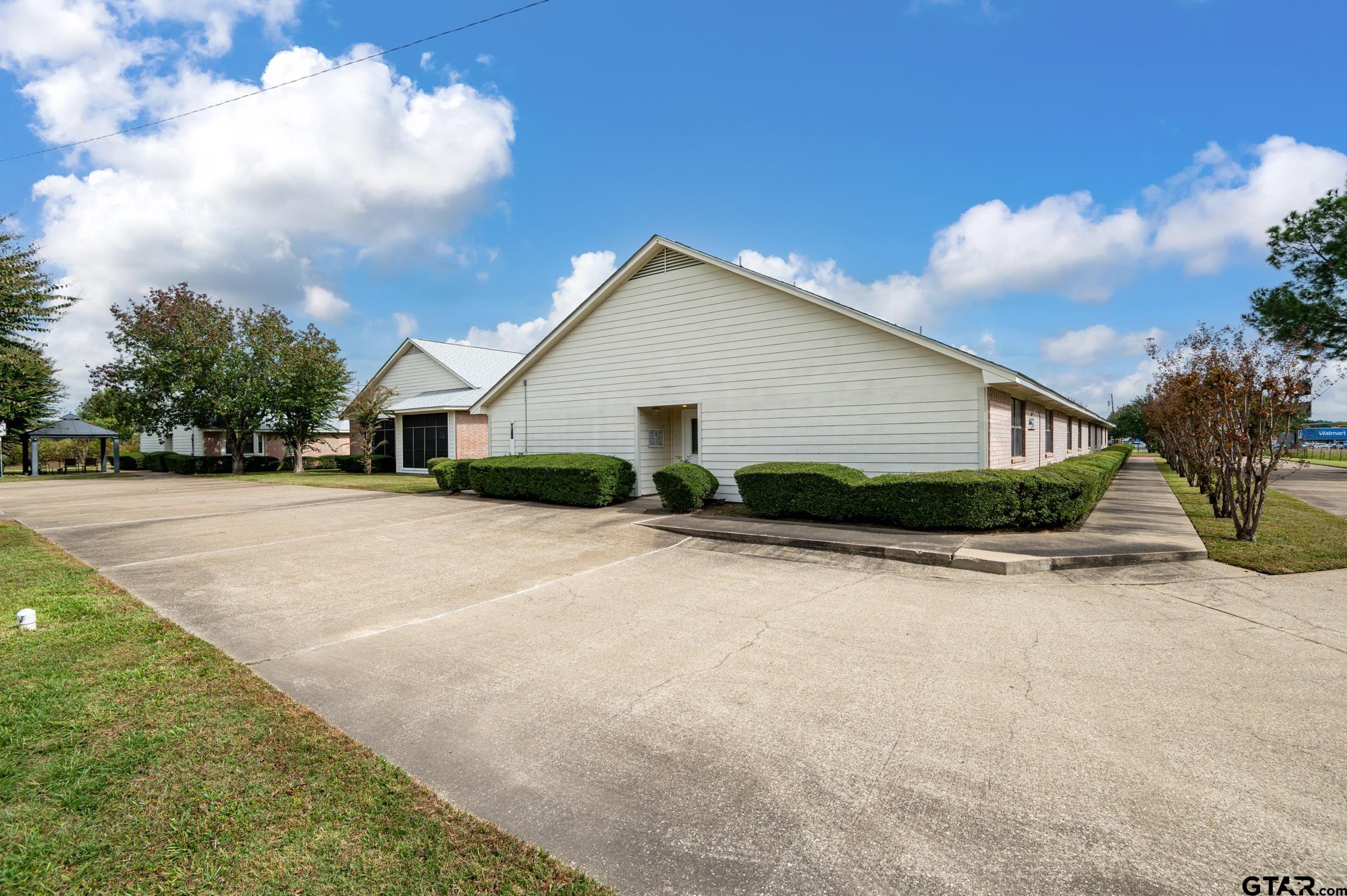 1154 E Loop 304 Property Photo 43