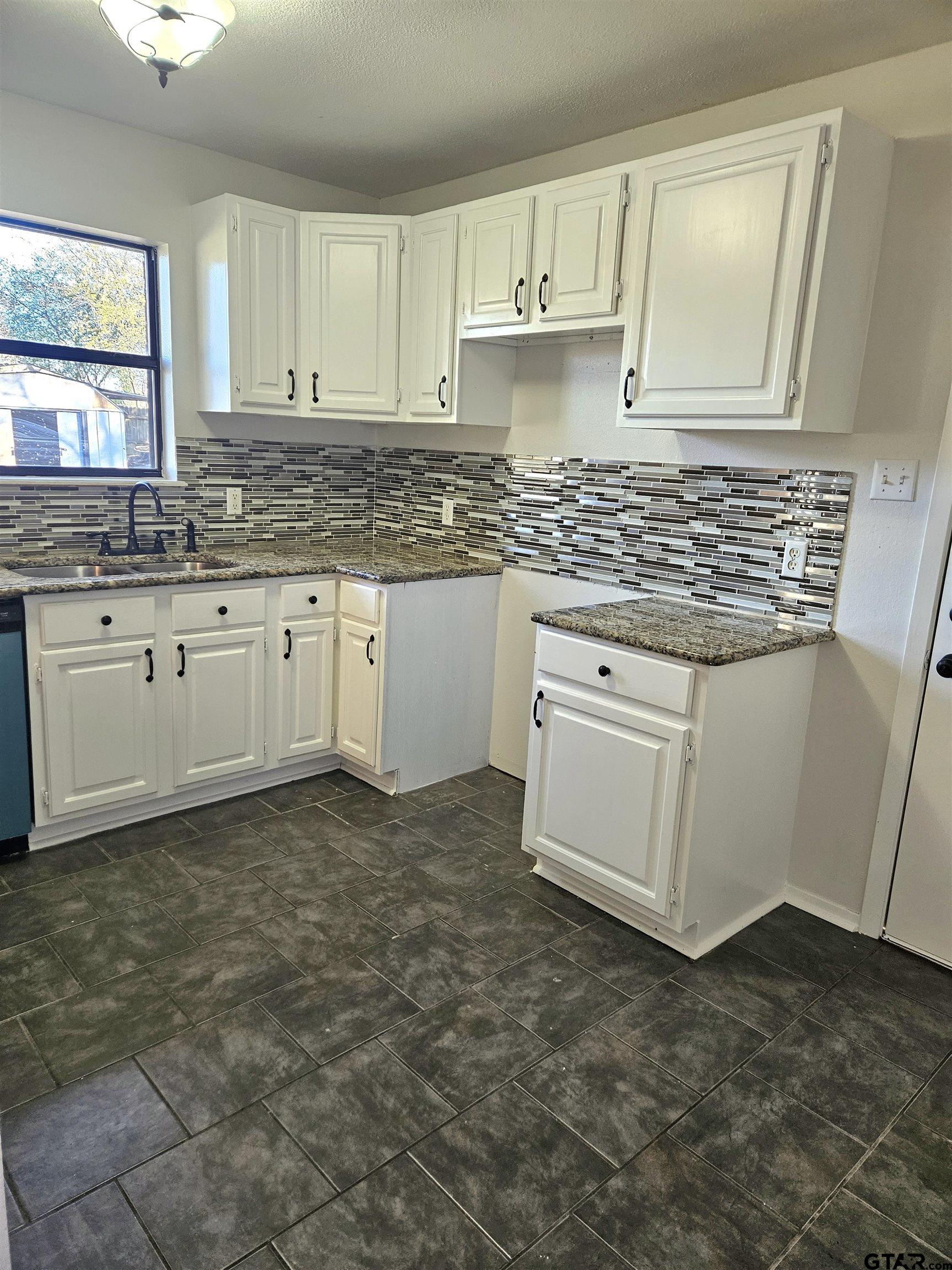 10889 Cr 1282 Property Photo 4