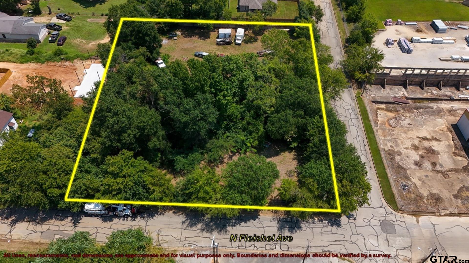 1104 E Locust Property Photo 4