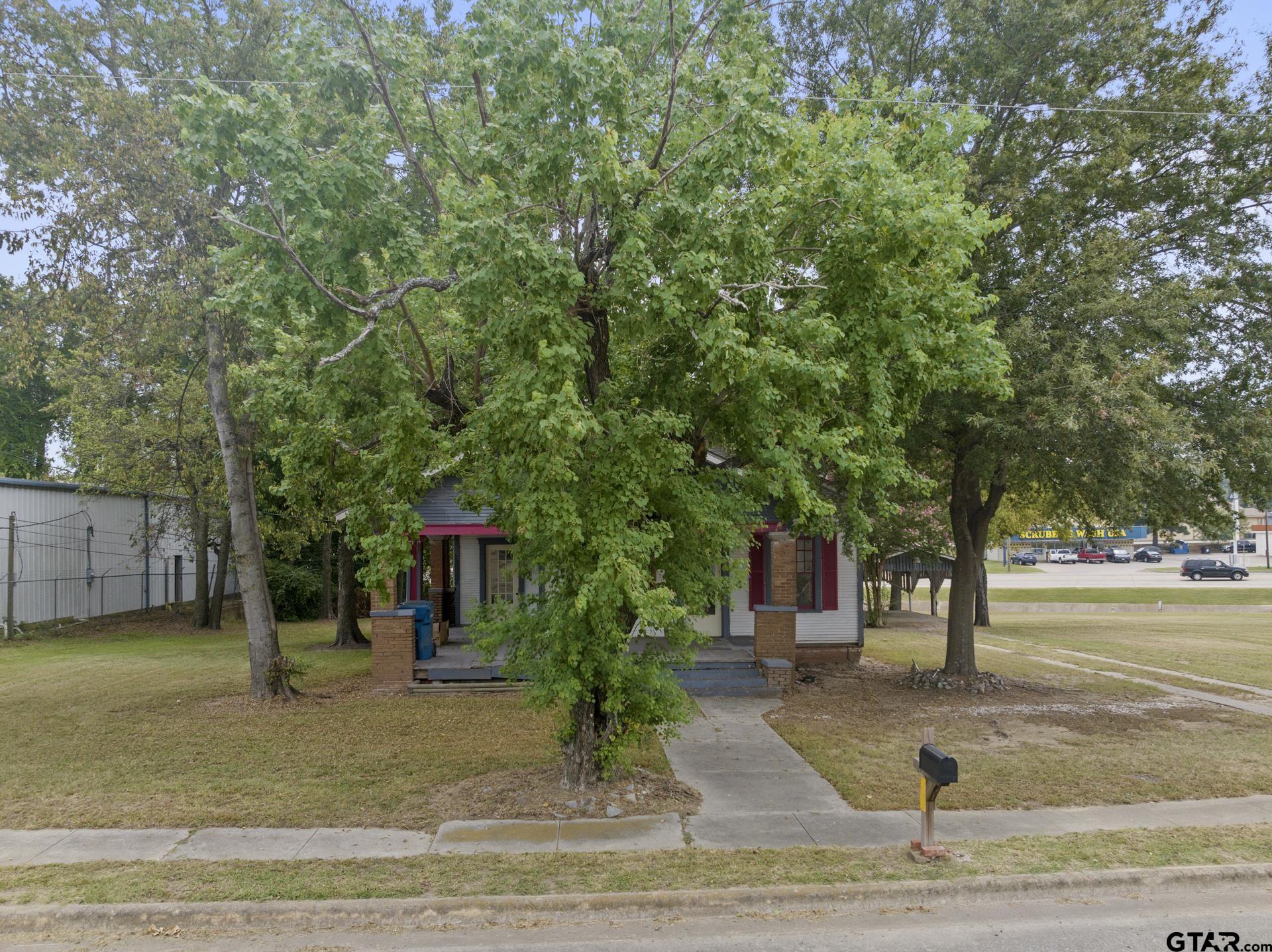1107 W 1st Property Photo 17
