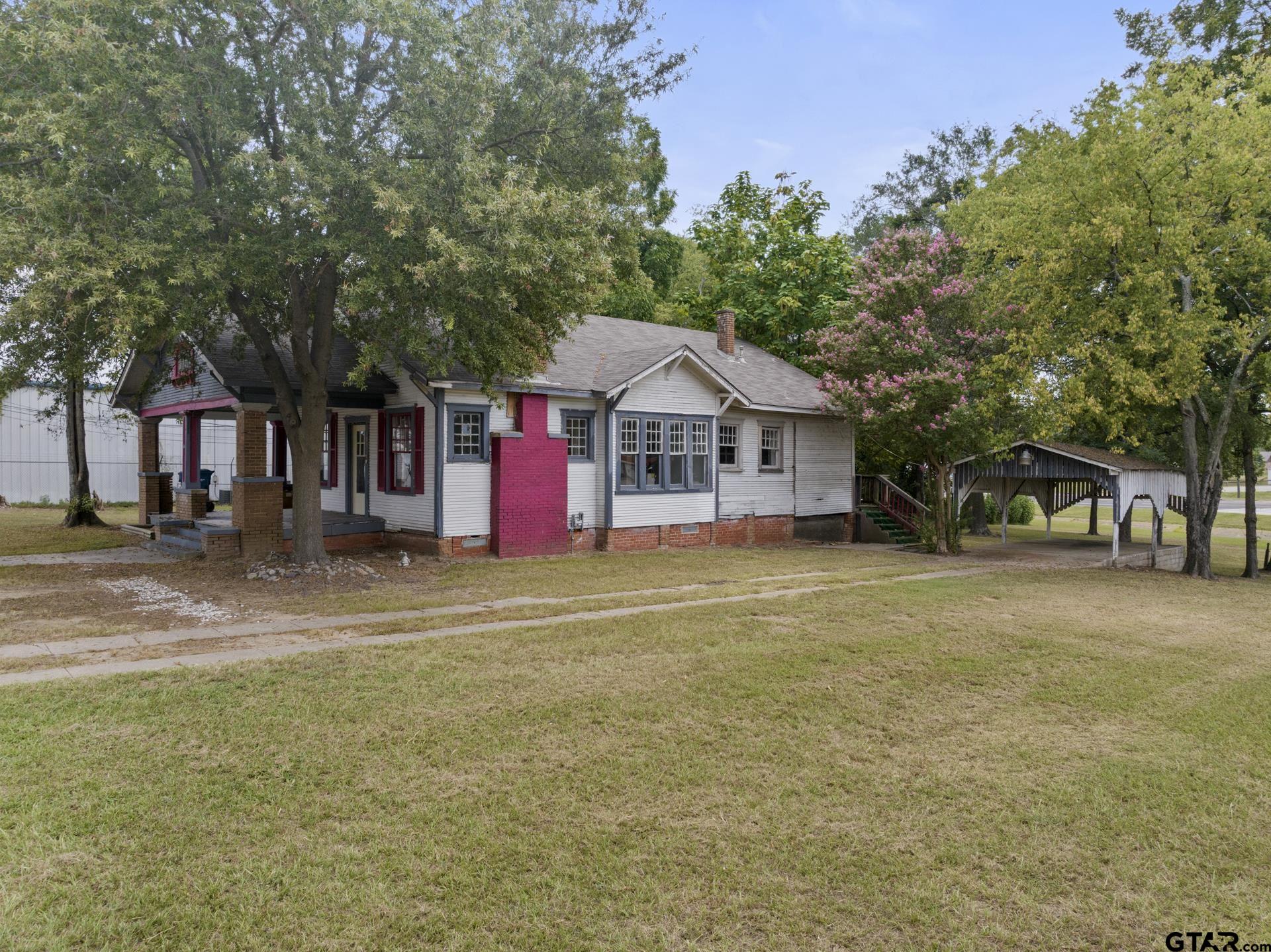 1107 W 1st Property Photo 18