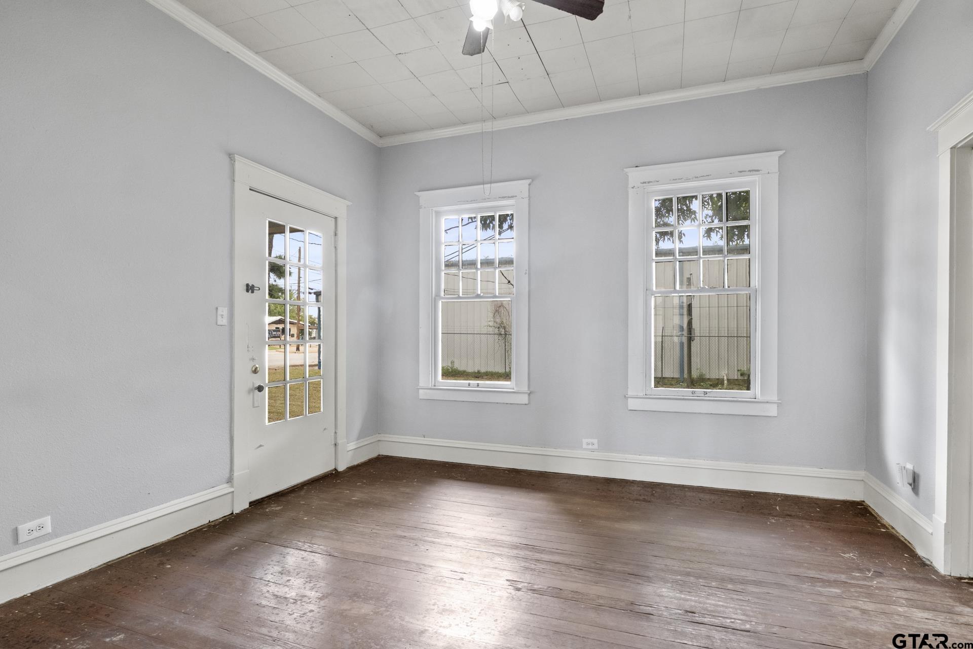 1107 W 1st Property Photo 31