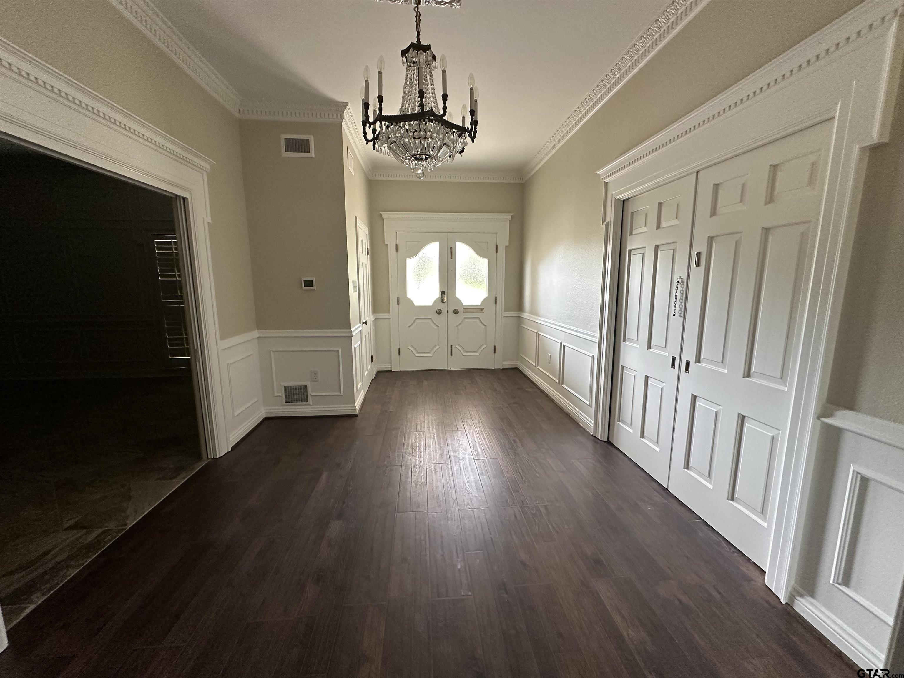 1212 Hillcrest Property Photo 2