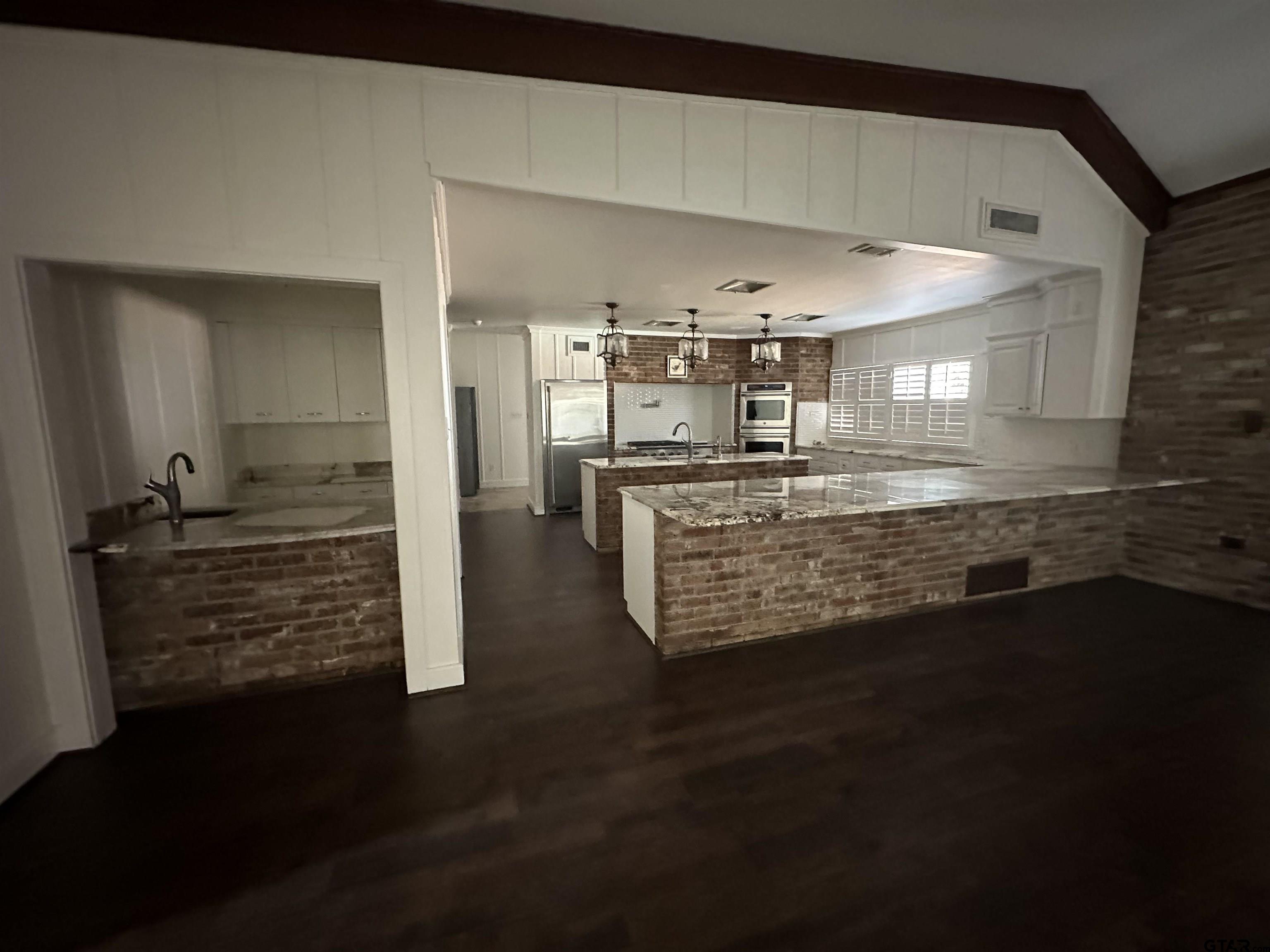 1212 Hillcrest Property Photo 7