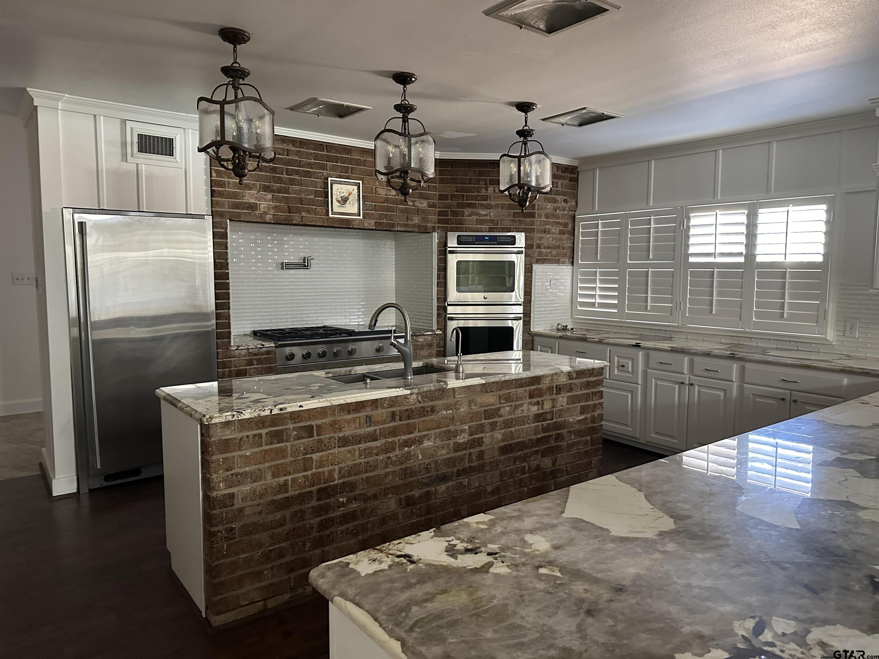 1212 Hillcrest Property Photo 9