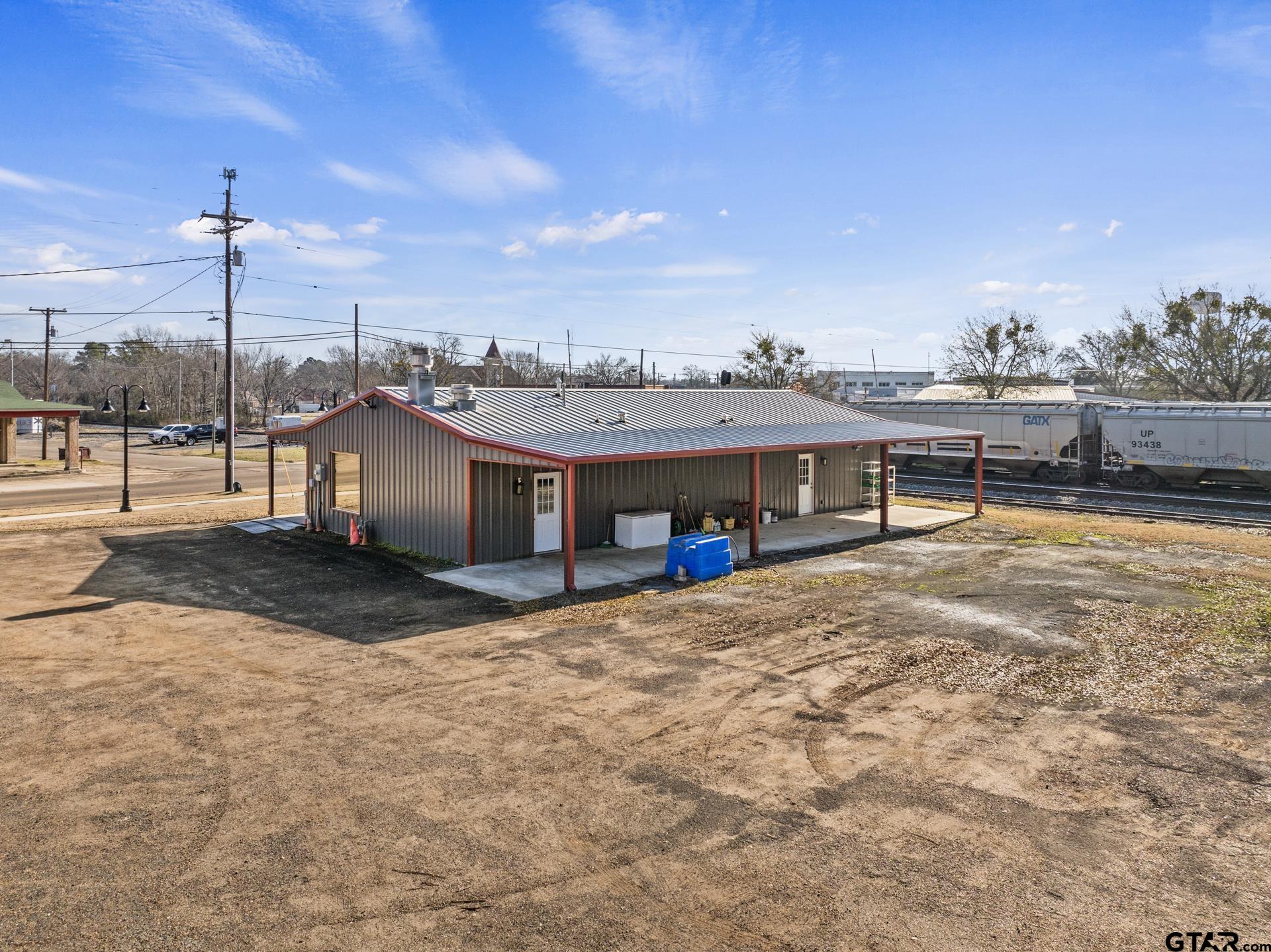 220 Quitman St Property Photo 3