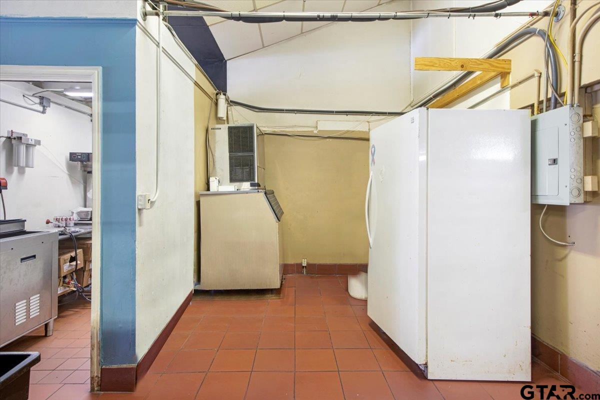 121 S Henderson Street Property Photo 13