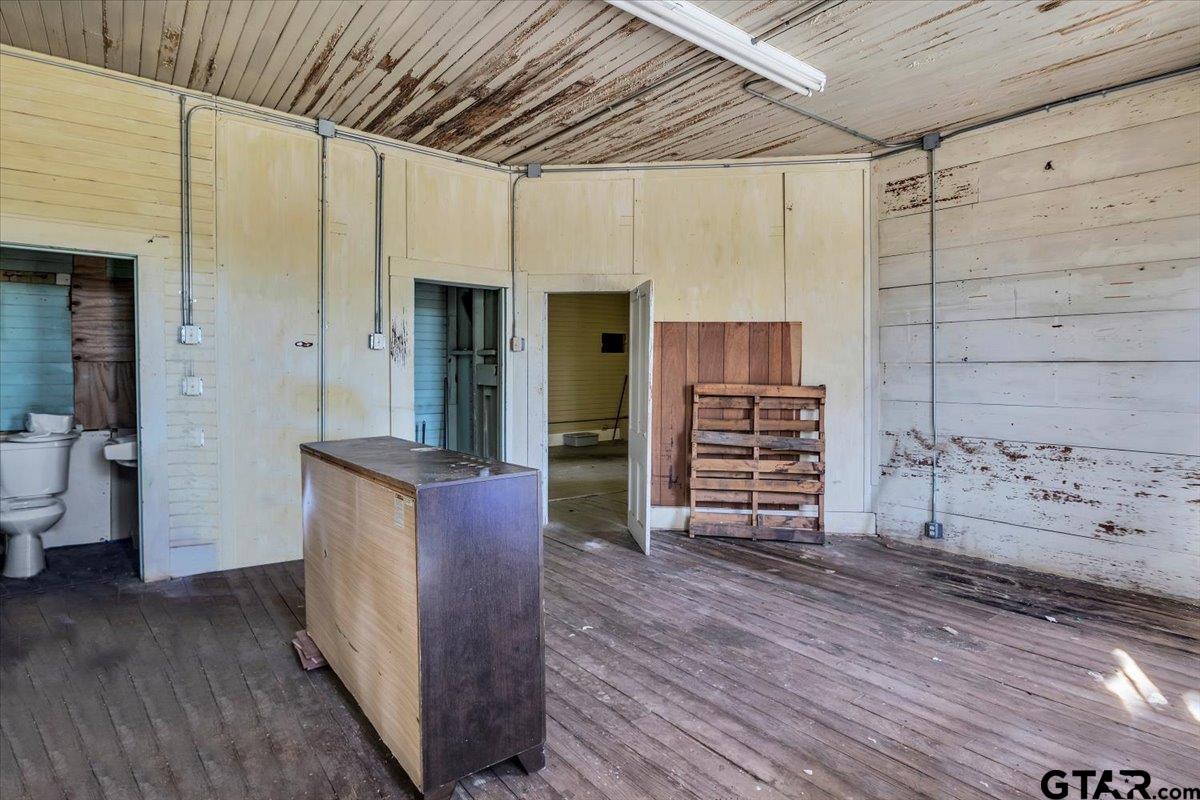 121 S Henderson Street Property Photo 32