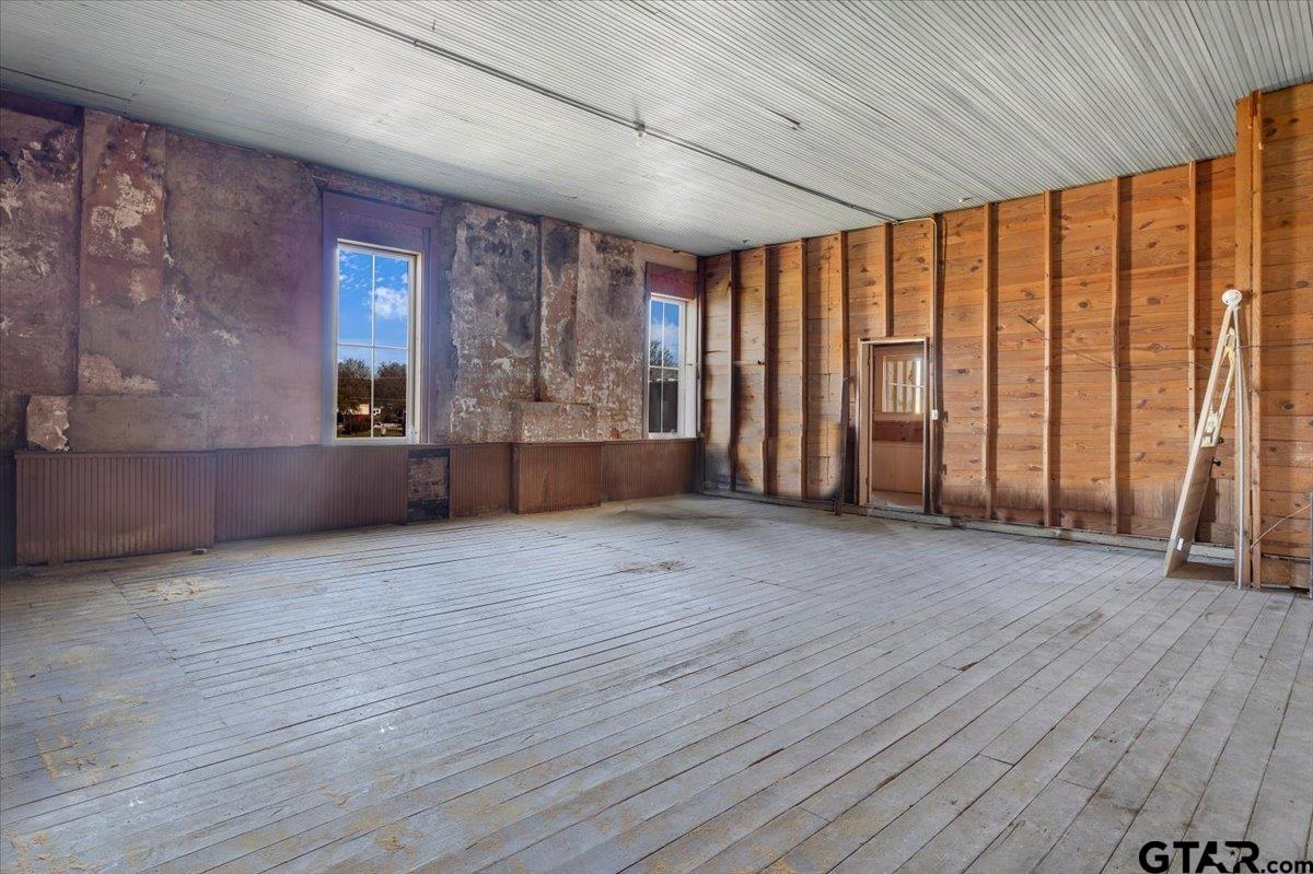 102 S Main Street Property Photo 32