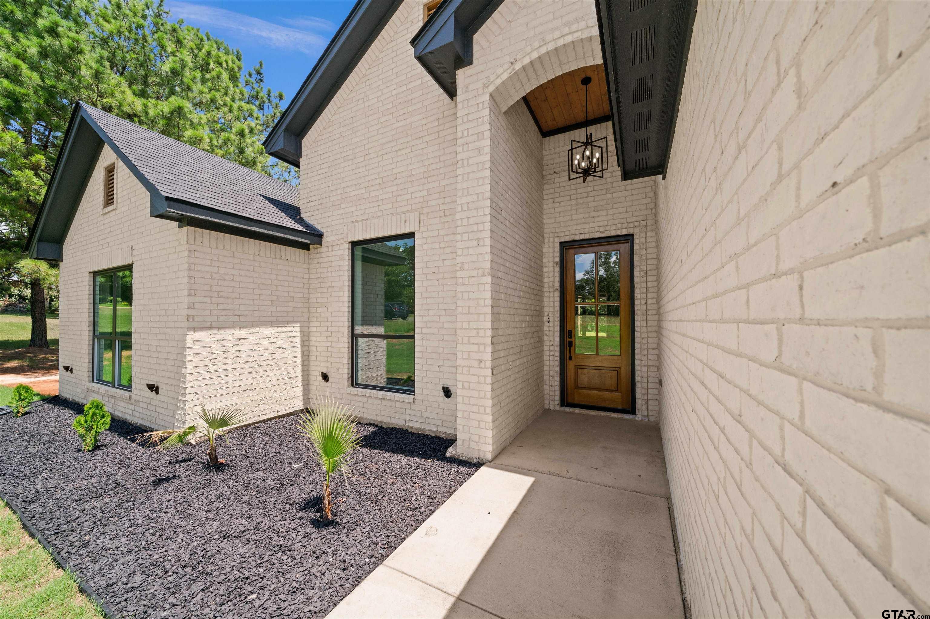 17124 Fountain Cir Property Photo 3