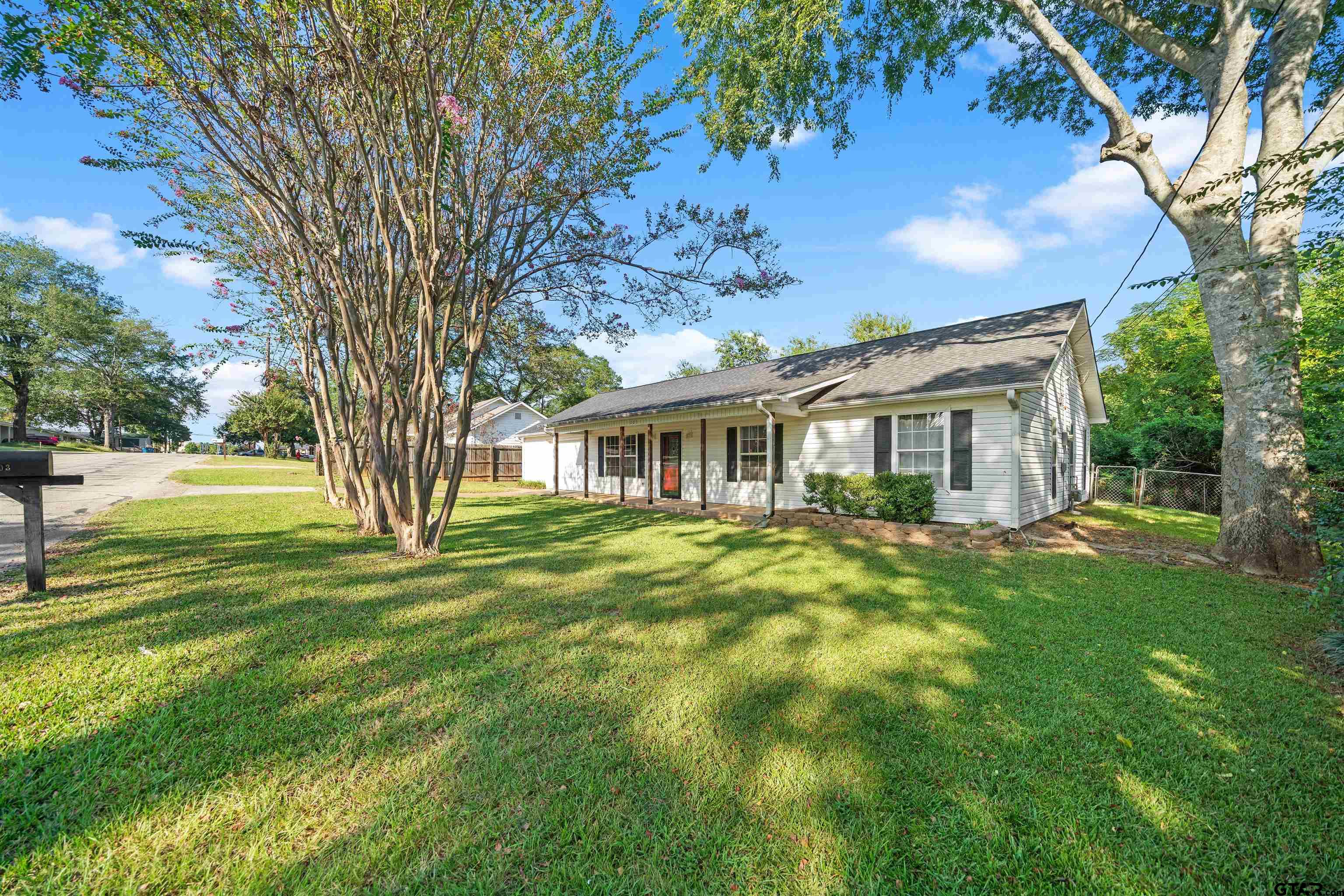 203 Crestview Property Photo