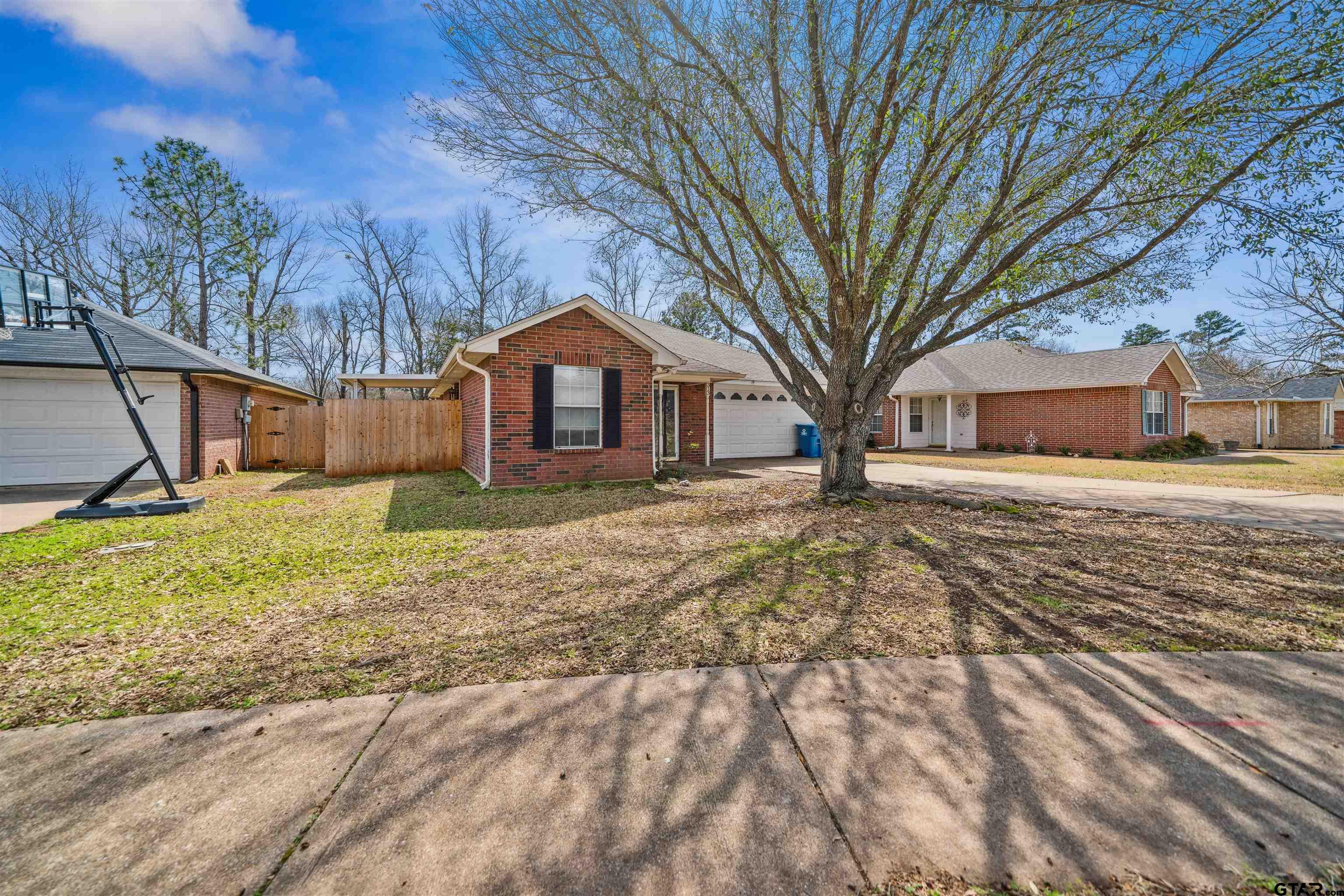 313 Azalea Trail Property Photo 3