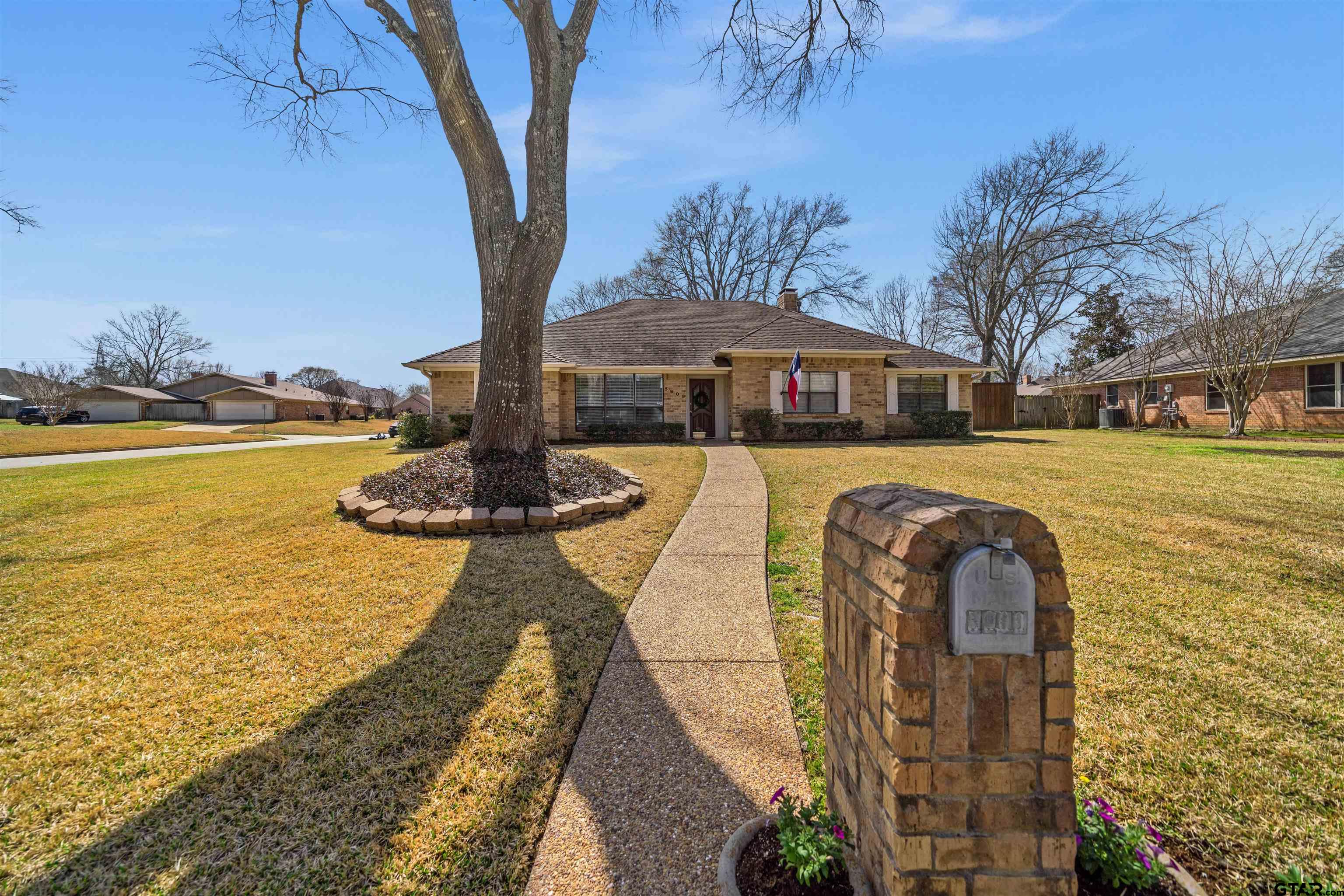 5909 Stoneleigh Dr Property Photo