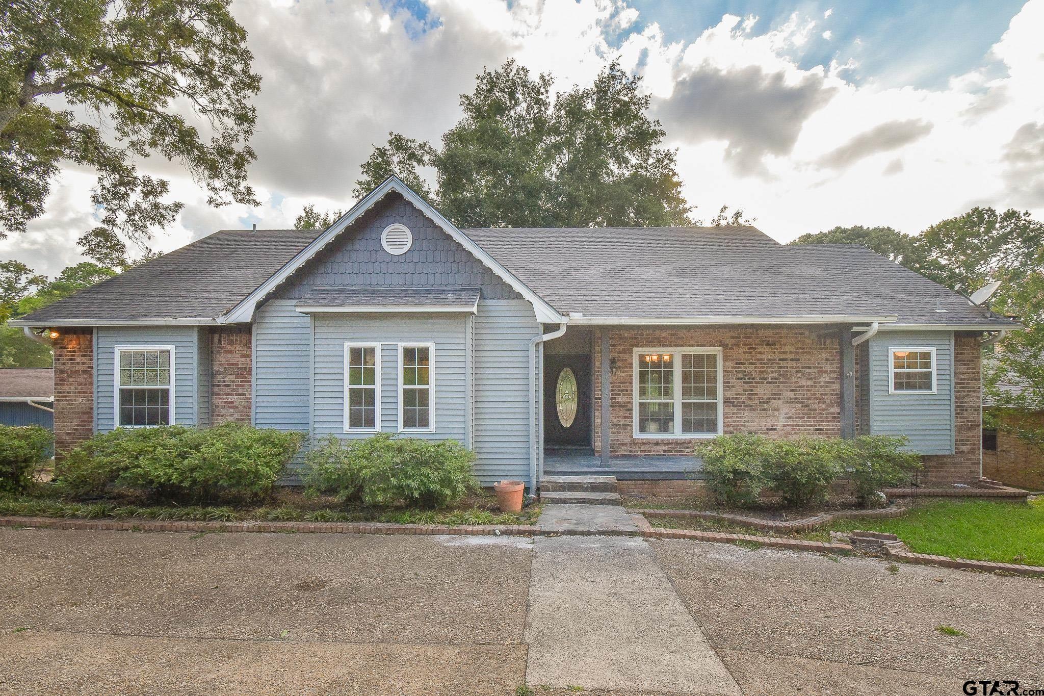 104 Williamsburg Ln Property Photo