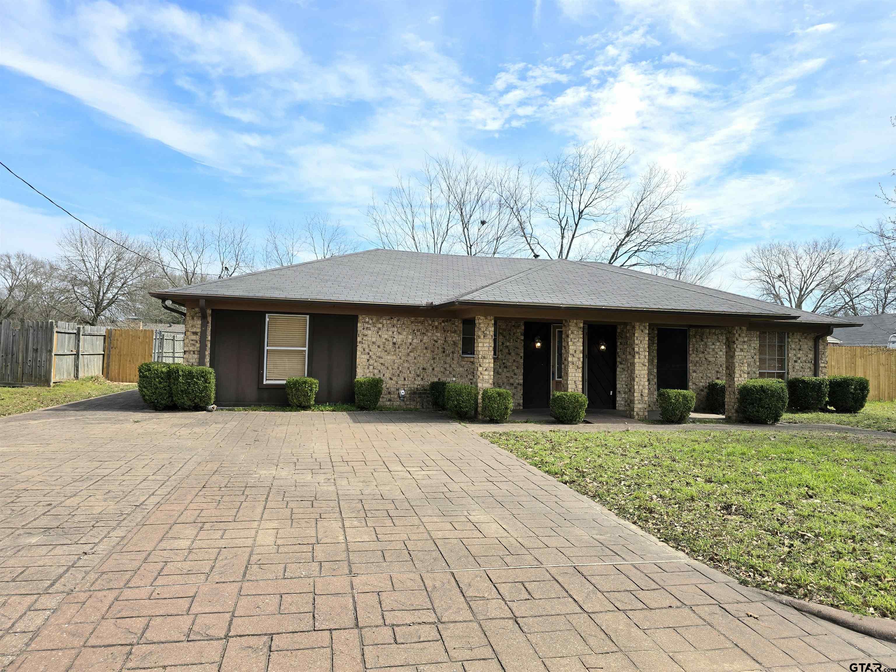 304 Hillcreek Dr Property Photo