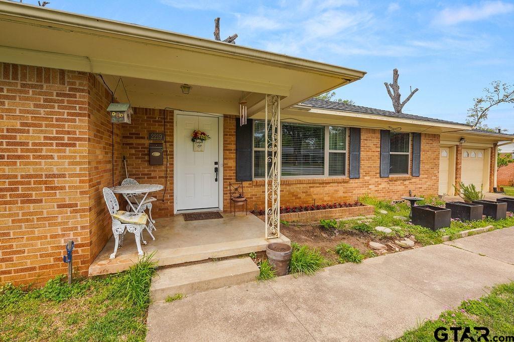 2219 Crestwood Dr. Property Photo 1