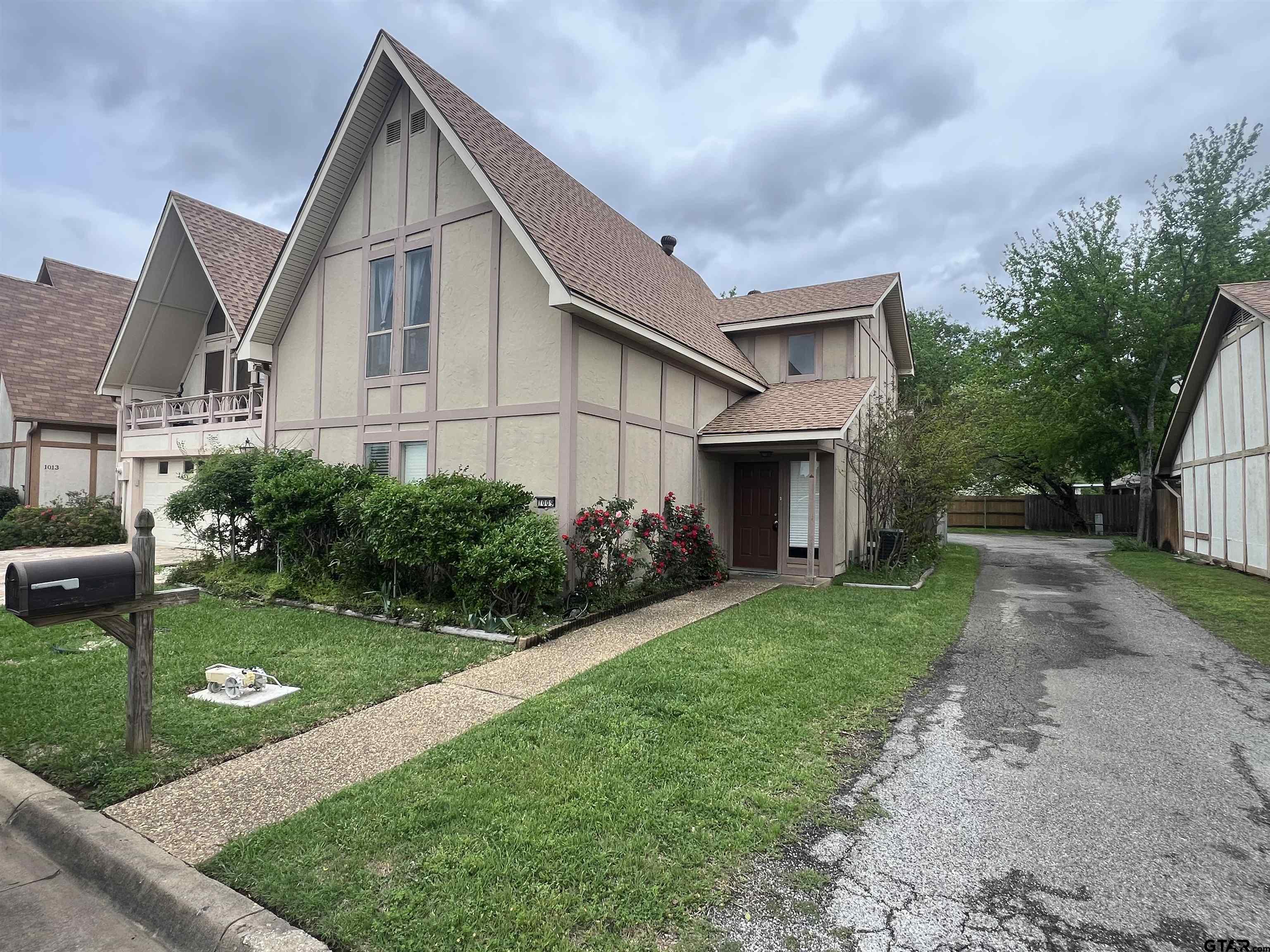 1009 Towne Lake Dr. Property Photo 1
