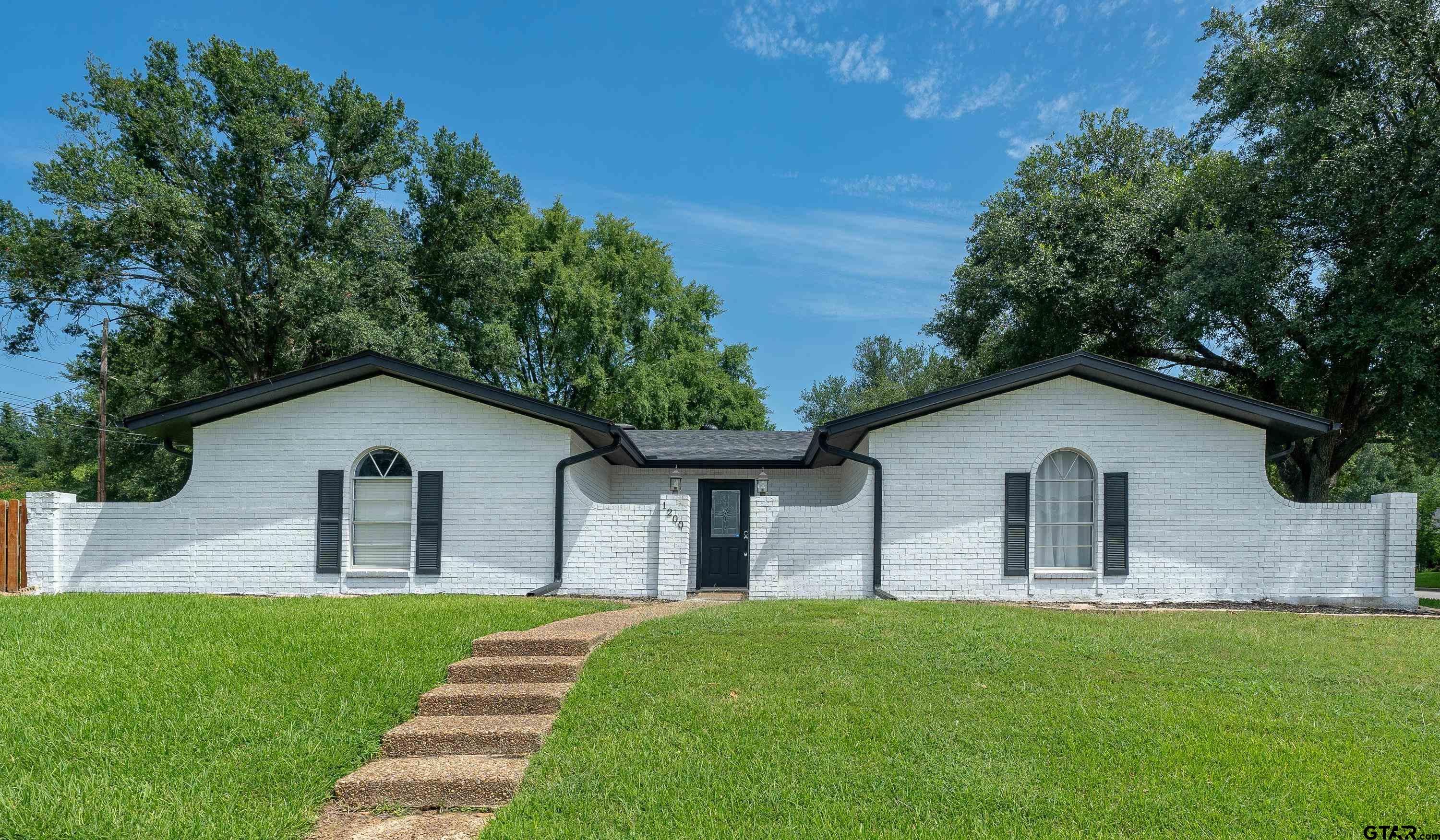 1200 Slaydon Property Photo