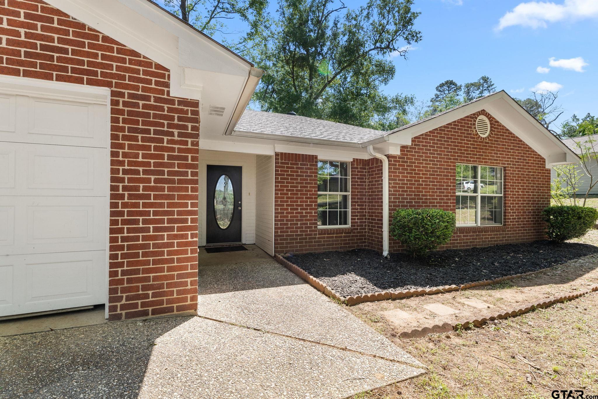 10325 Creek Bend Dr Property Photo 1