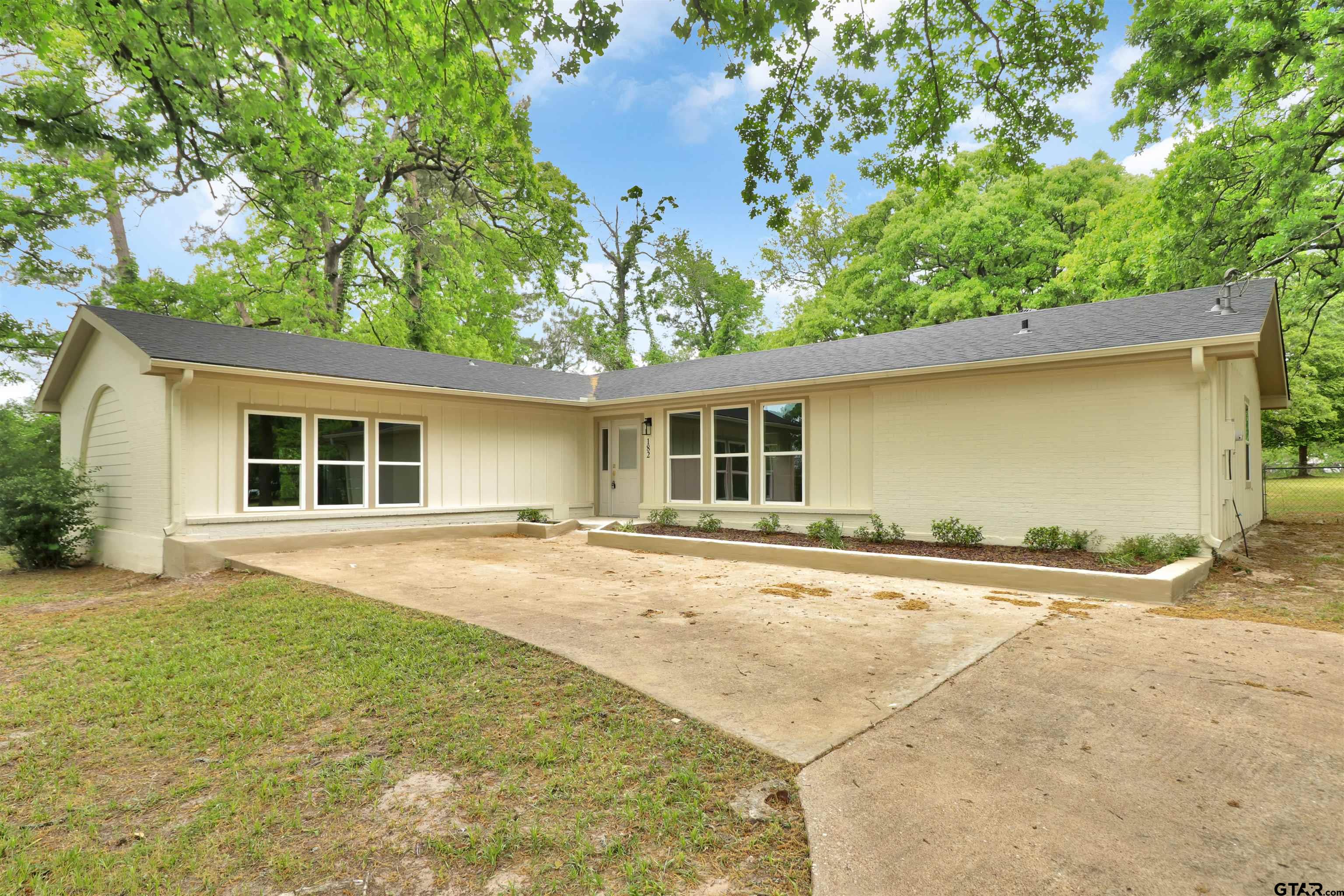 182 County Road 1329 Property Photo 1