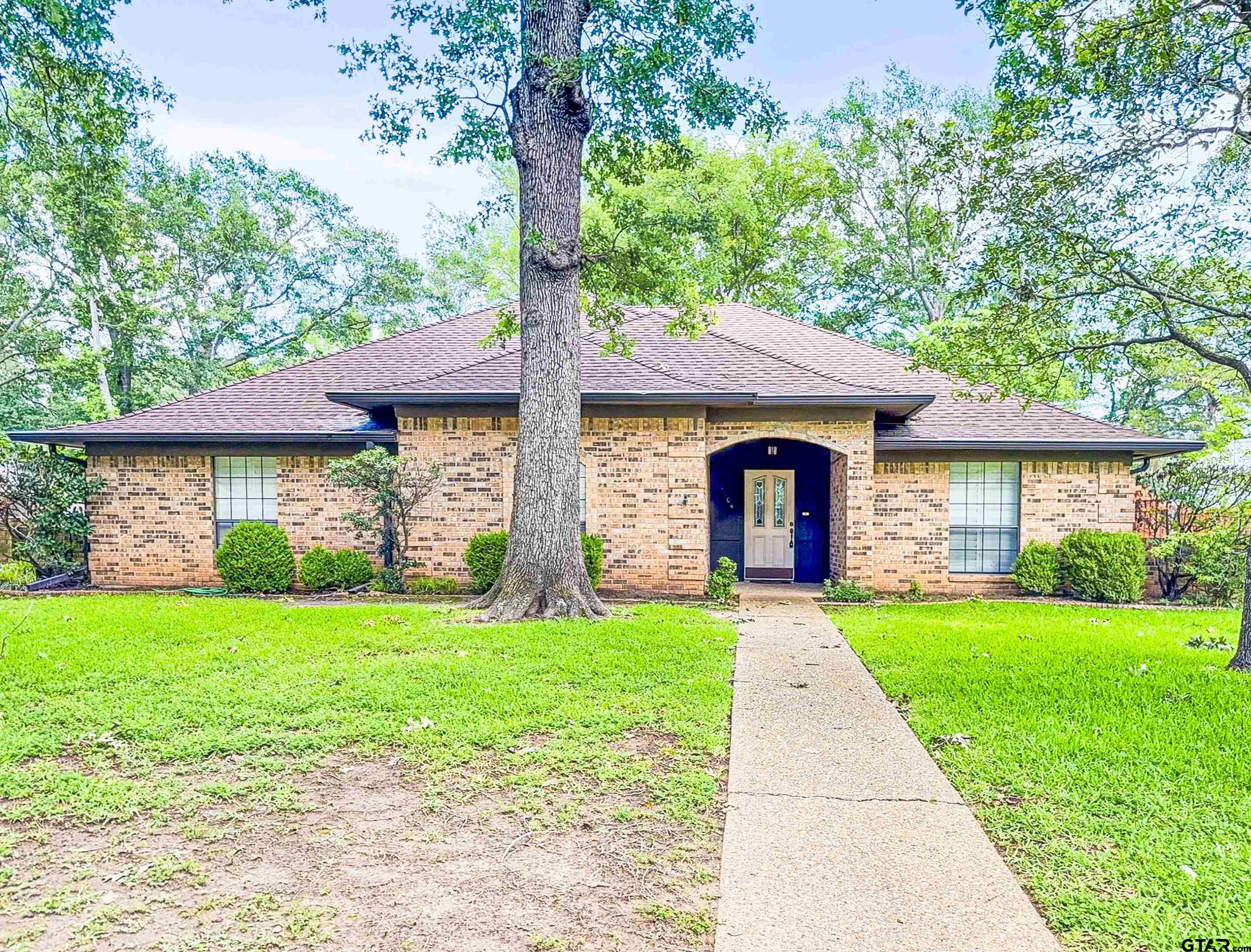5904 Stoneleigh Dr Property Photo 1
