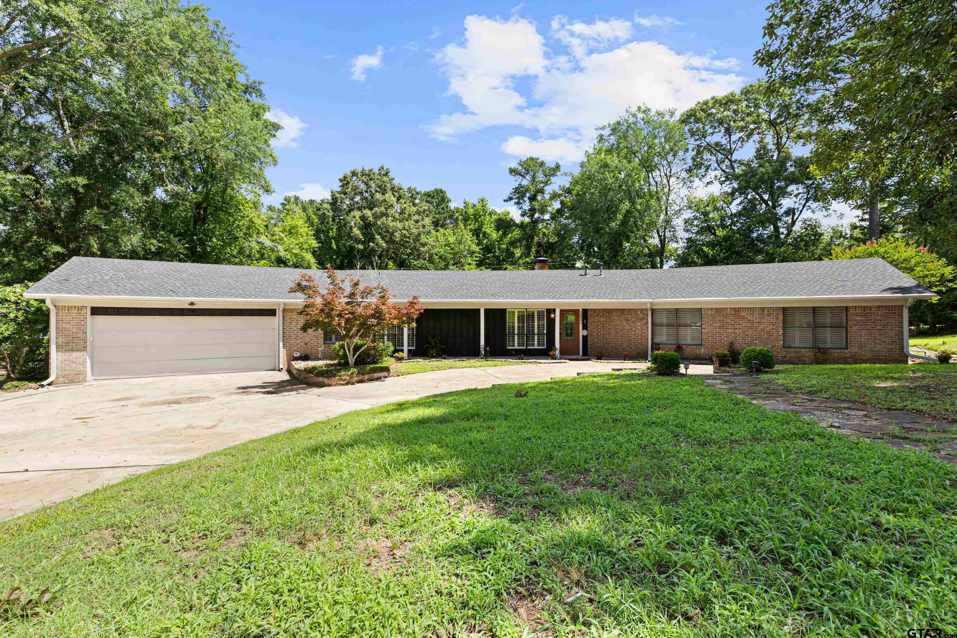 1821 Azalea St