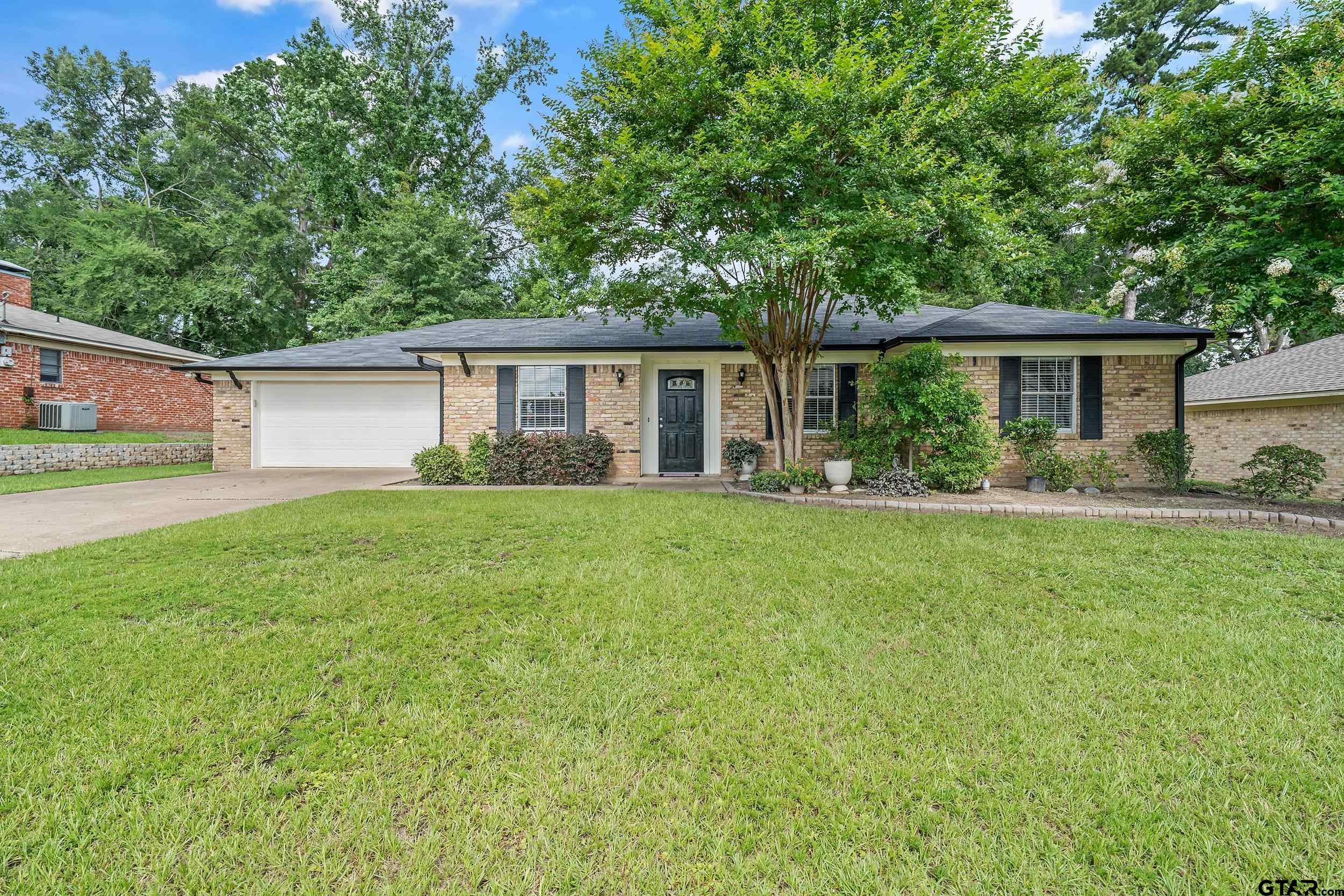 7411 Hollyoak Drive Property Photo 1