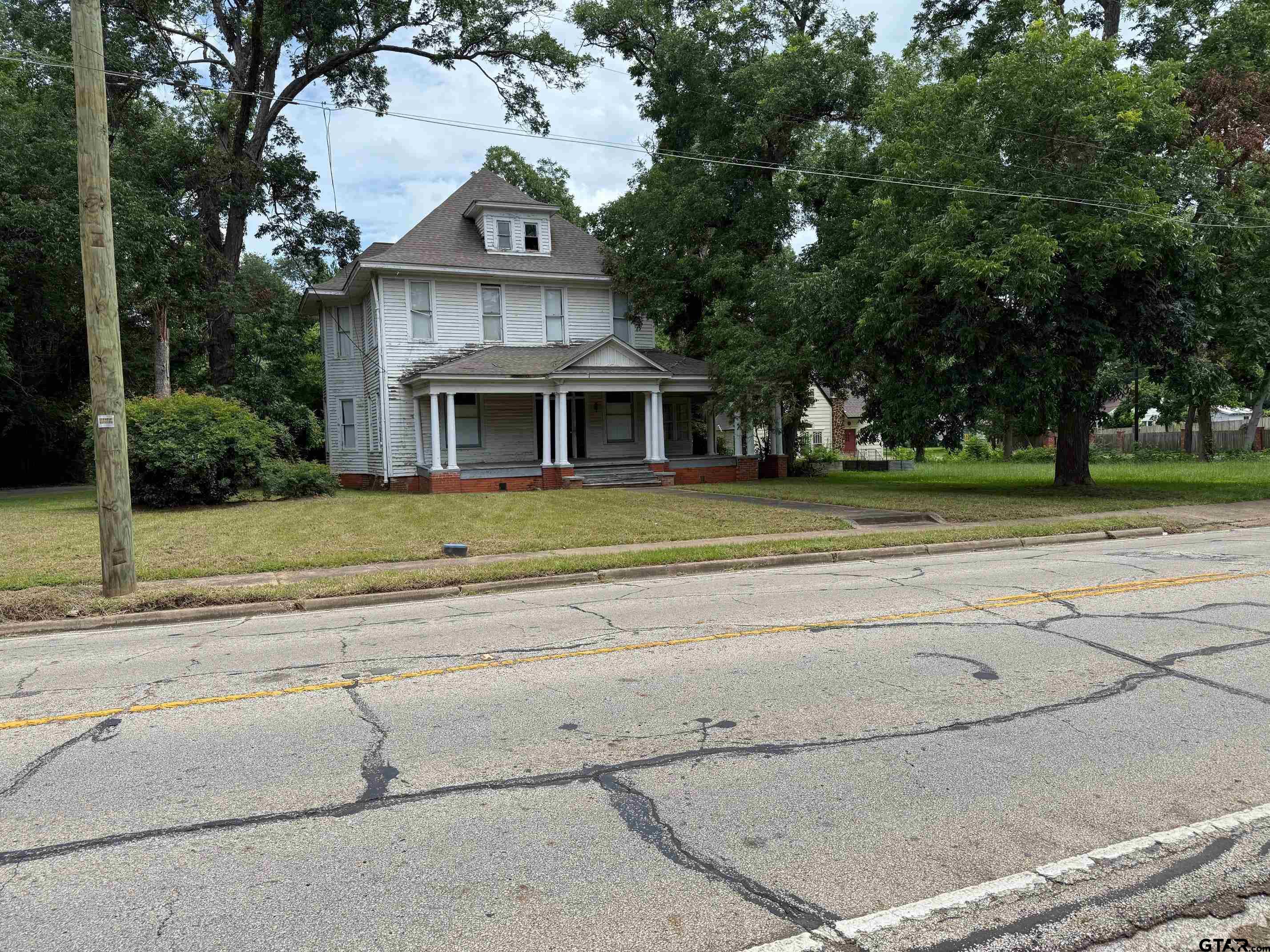 906 E Houston Avenue Property Photo 1