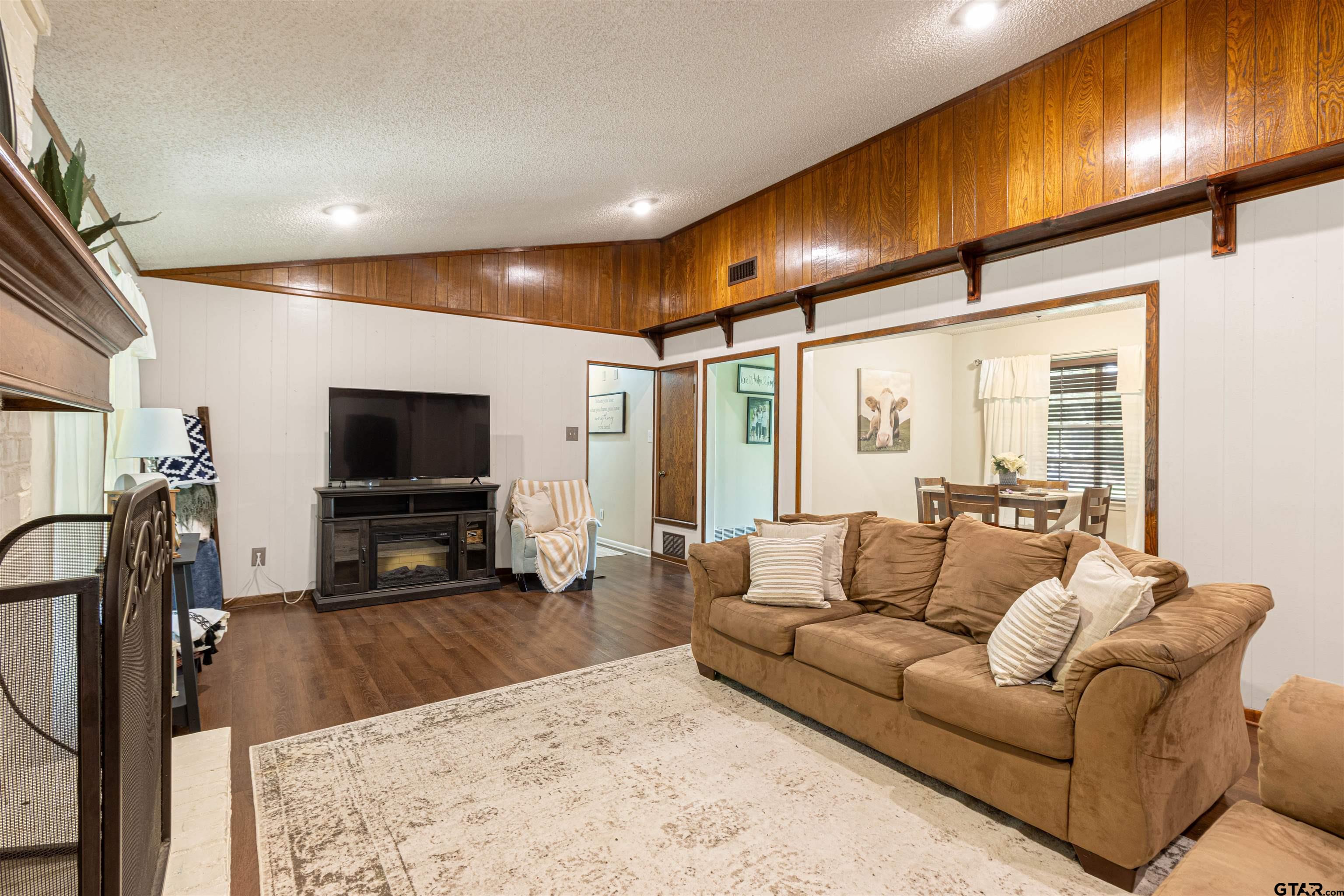 408 Ulster Dr Property Photo 6