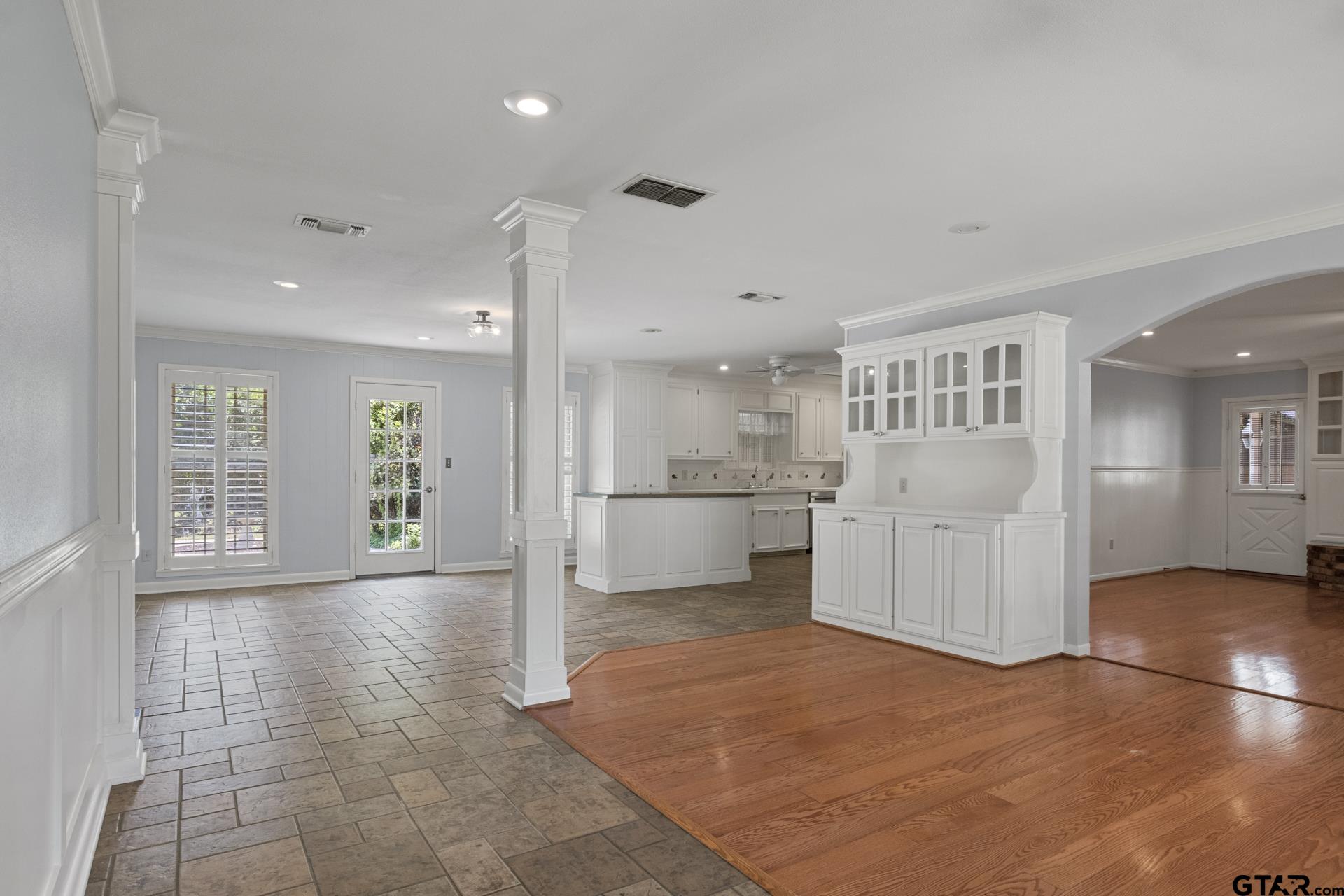 909 Elizabeth St Property Photo 4