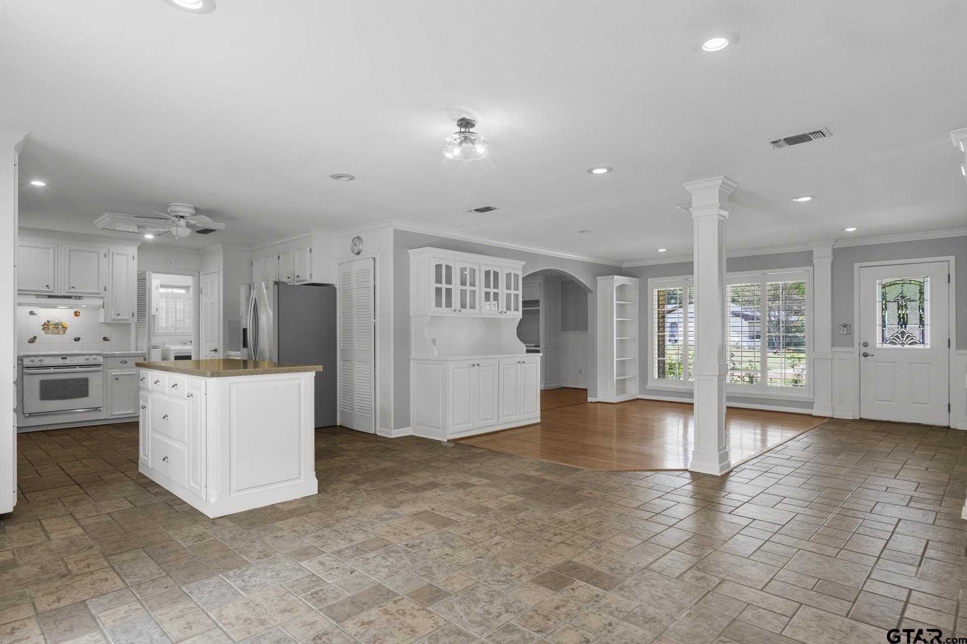 909 Elizabeth St Property Photo 10