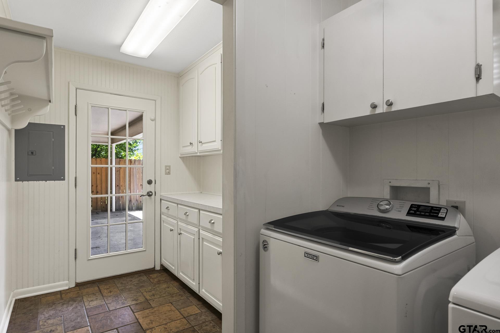 909 Elizabeth St Property Photo 15