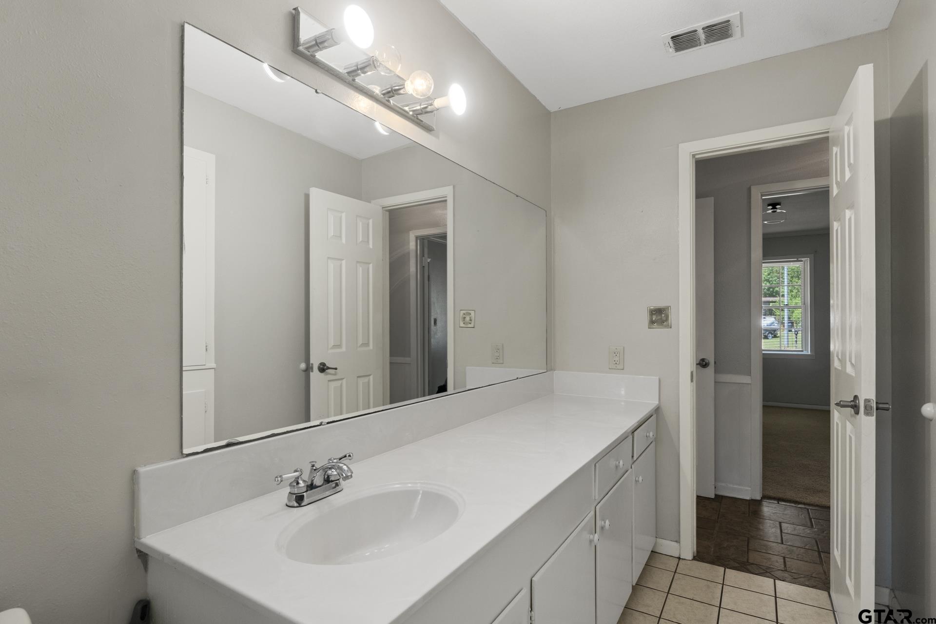 909 Elizabeth St Property Photo 23