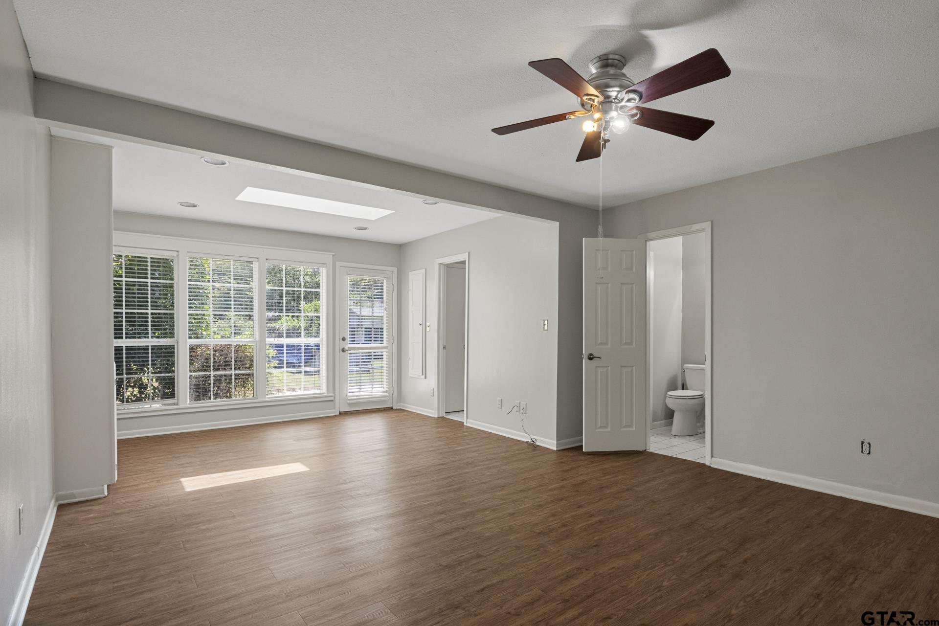 909 Elizabeth St Property Photo 28