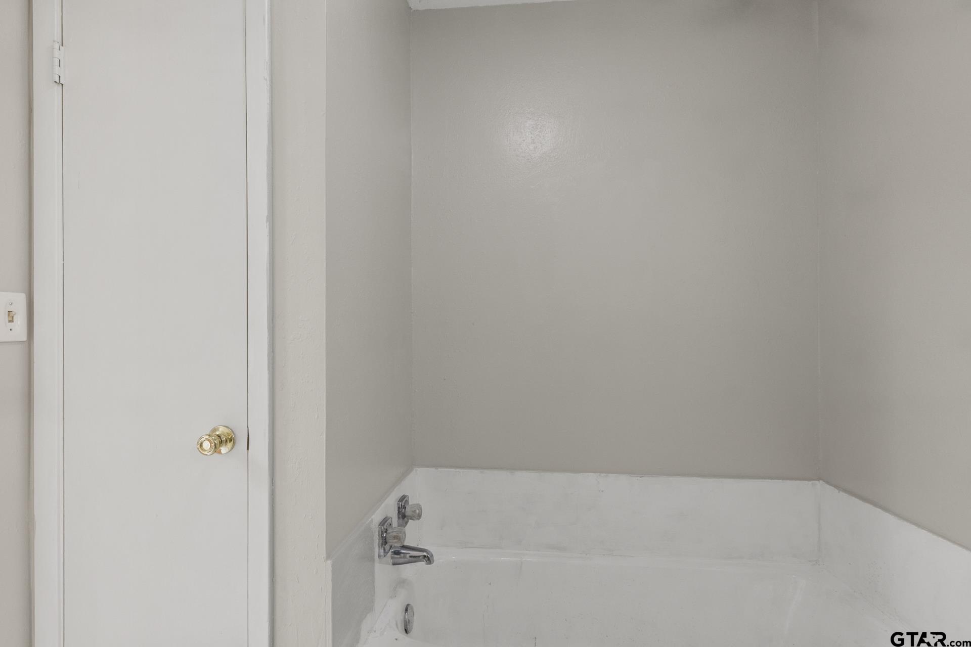 909 Elizabeth St Property Photo 33